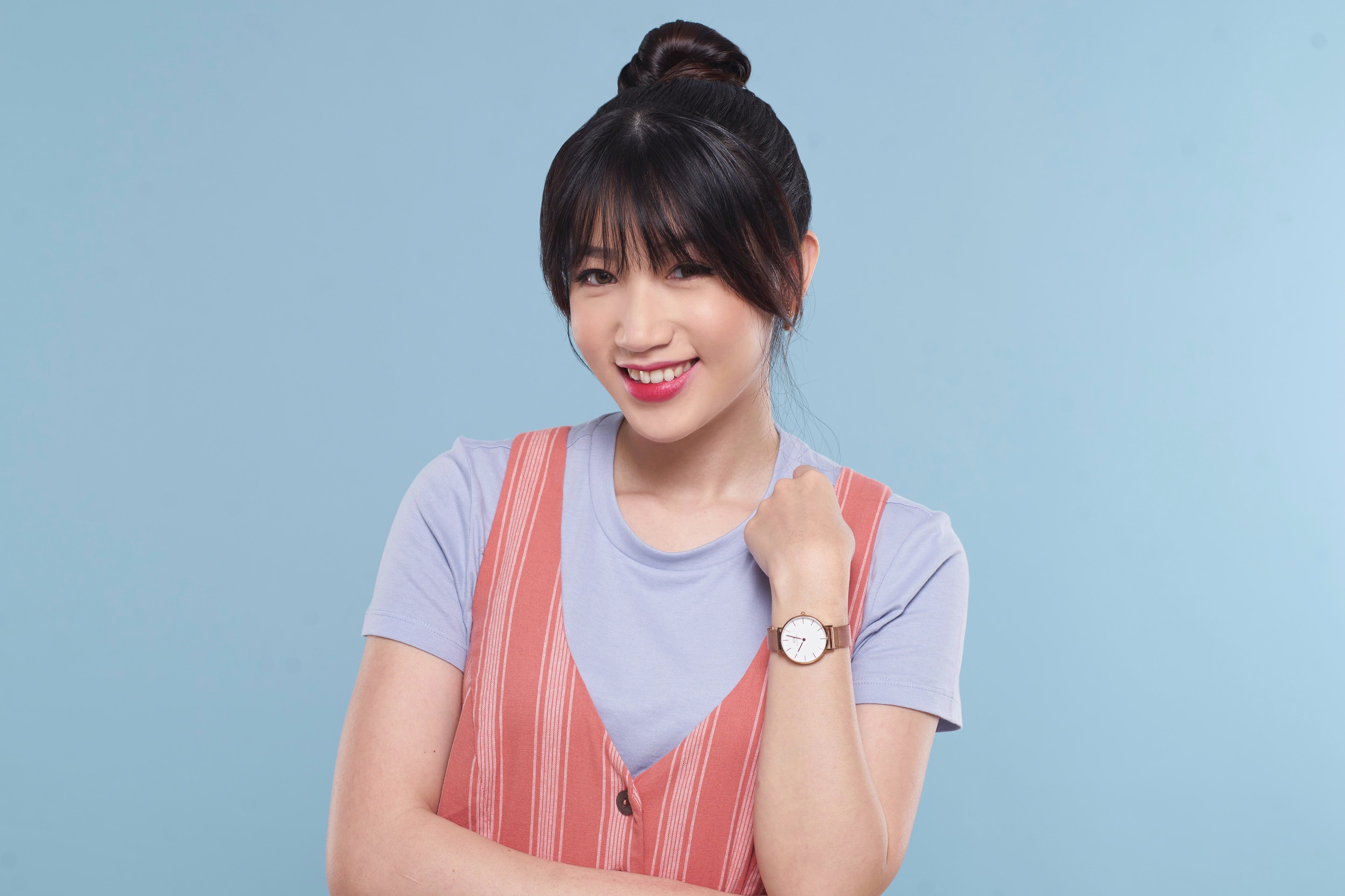 Top knot juga cocok untuk model rambut muka kotak. Asal diseimbangkan dengan poni yang layernya menutupi pipi. (Foto: Natasha Estelle)