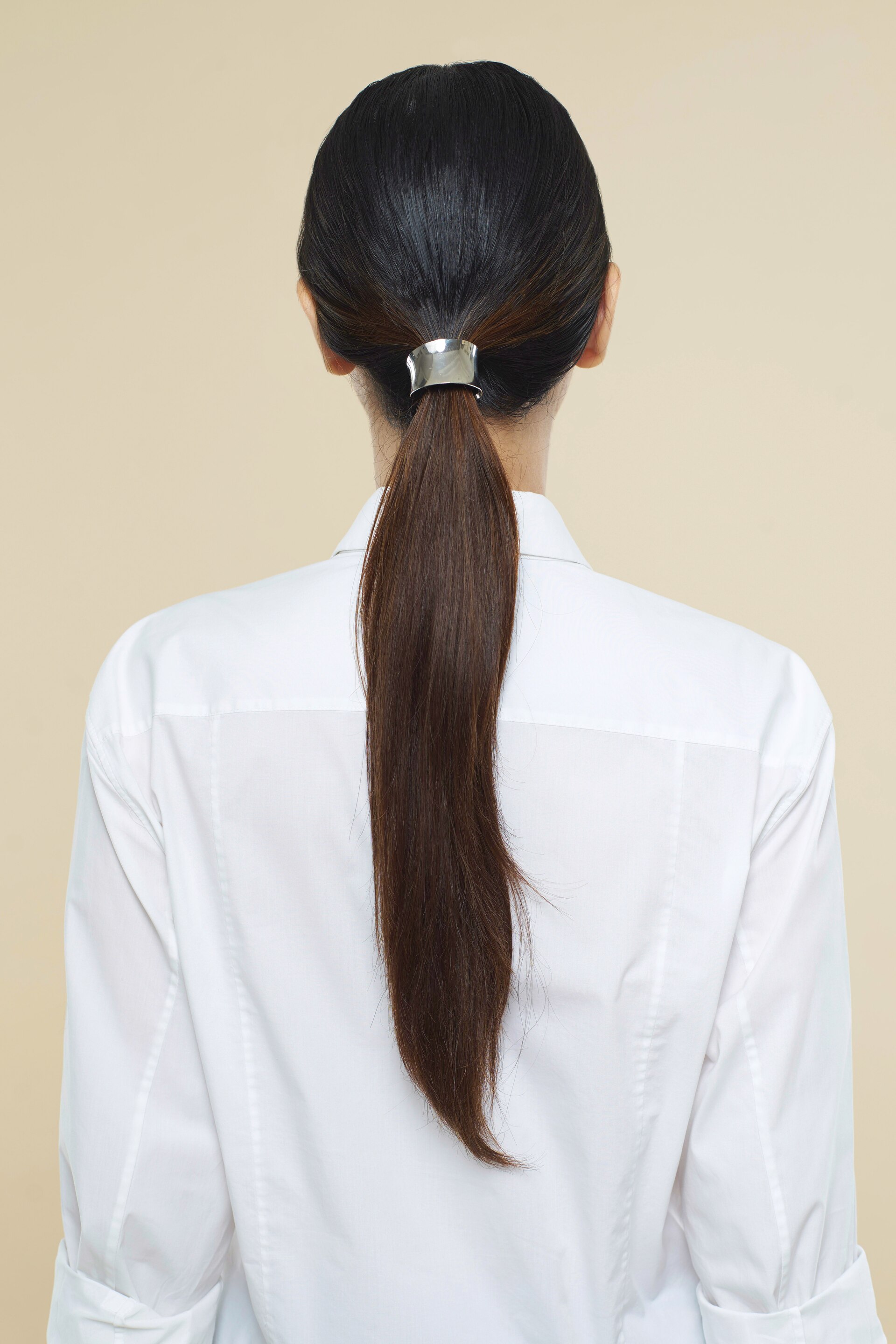 Untuk membuat gaya low ponytail, yang kamu butuhkan hanya sebuah ikat rambut. (Foto: Hariono Halim)