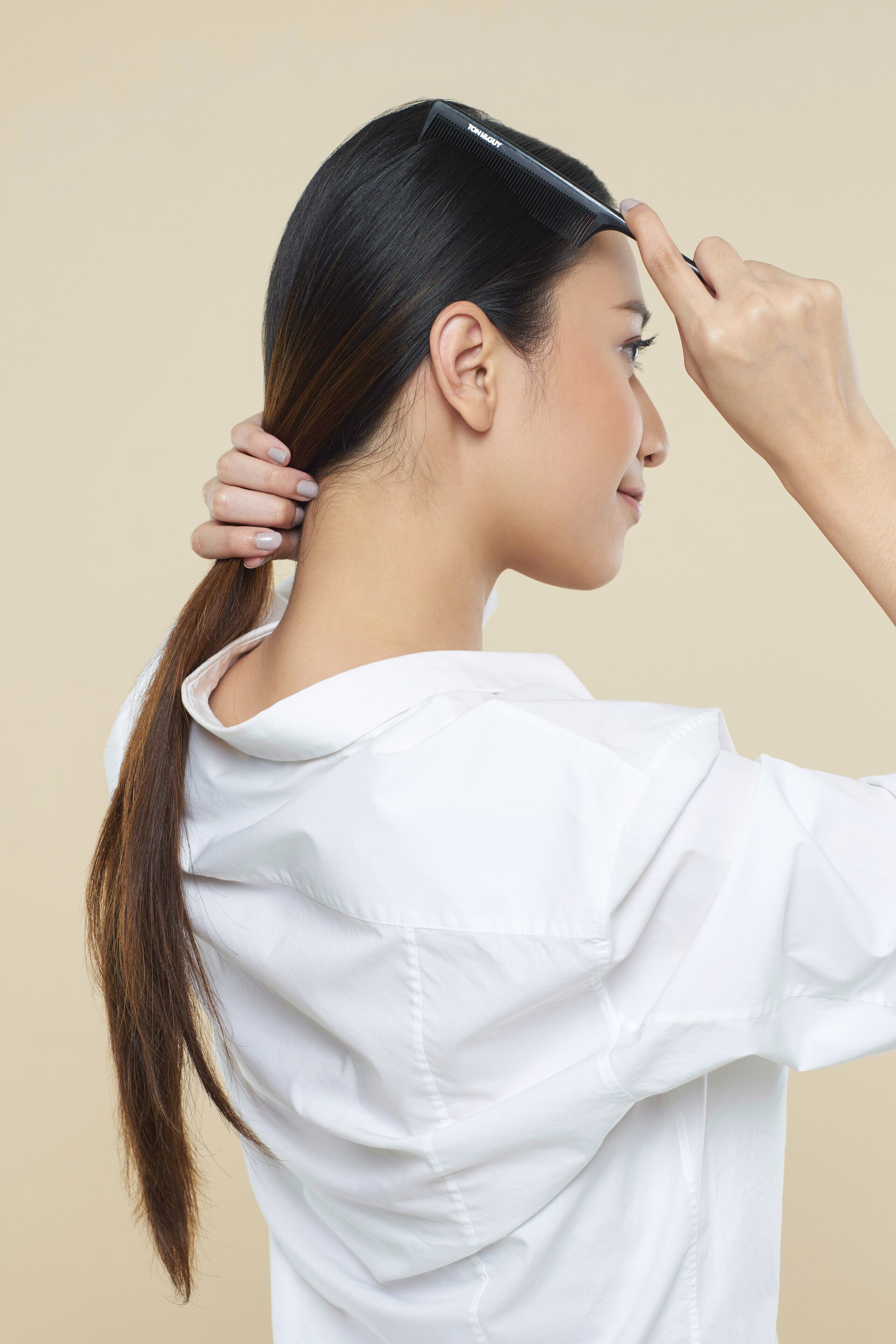 ทรงหางม้าต่ำแสกกลางทรงผมออกงานเรียบหรู