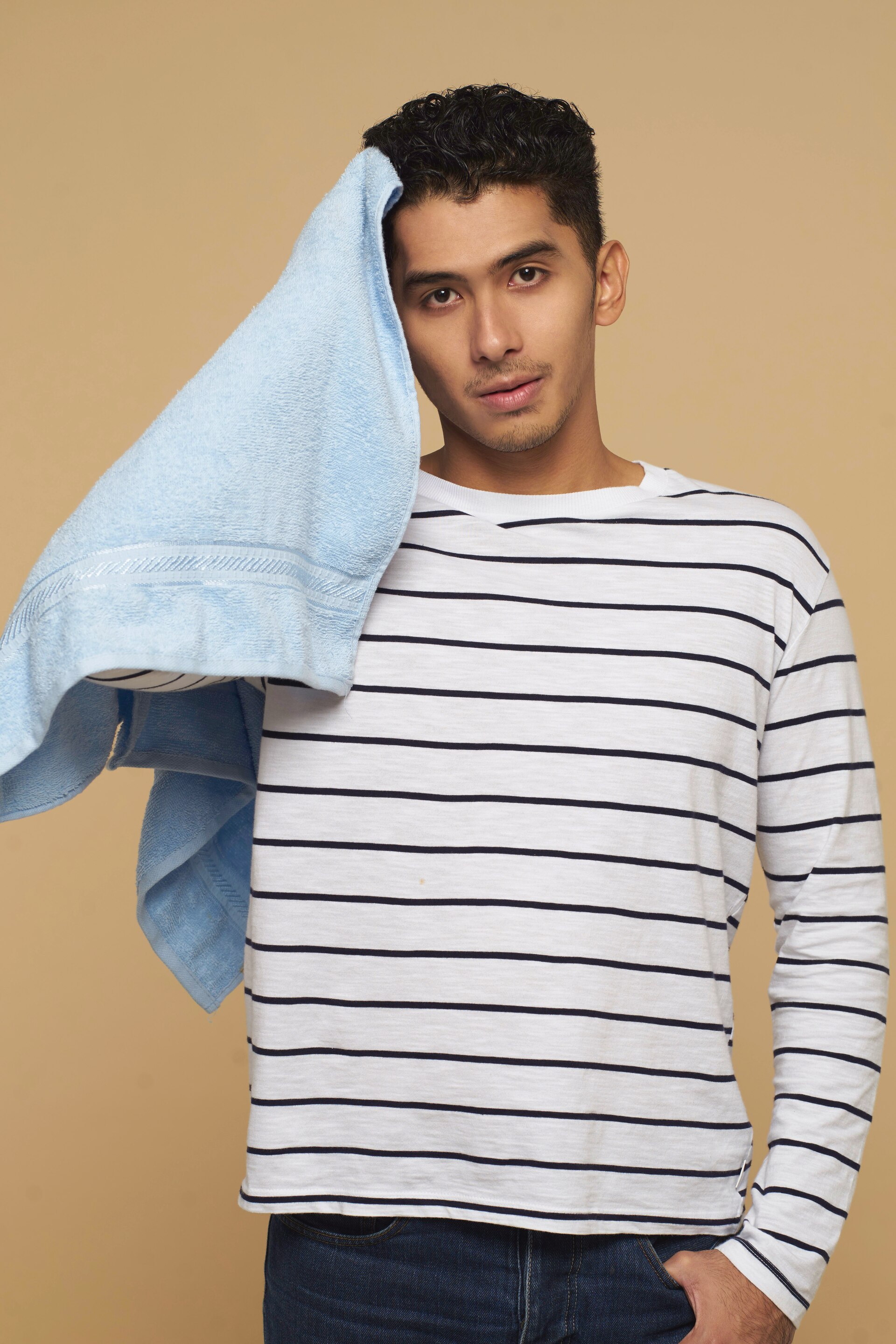 pria asia sedang mengeringkan rambut