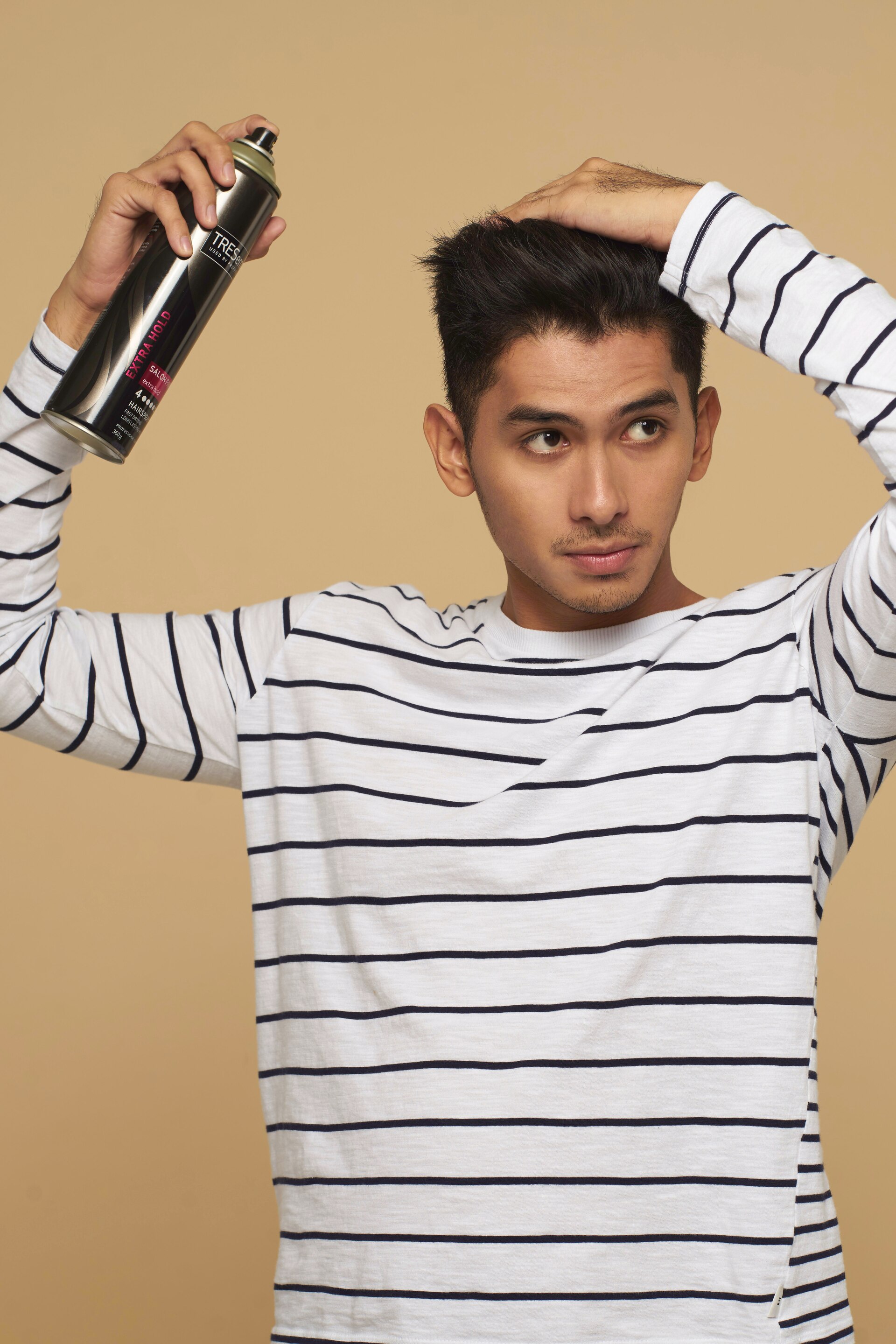 Pria Asia memakai hairpsray.