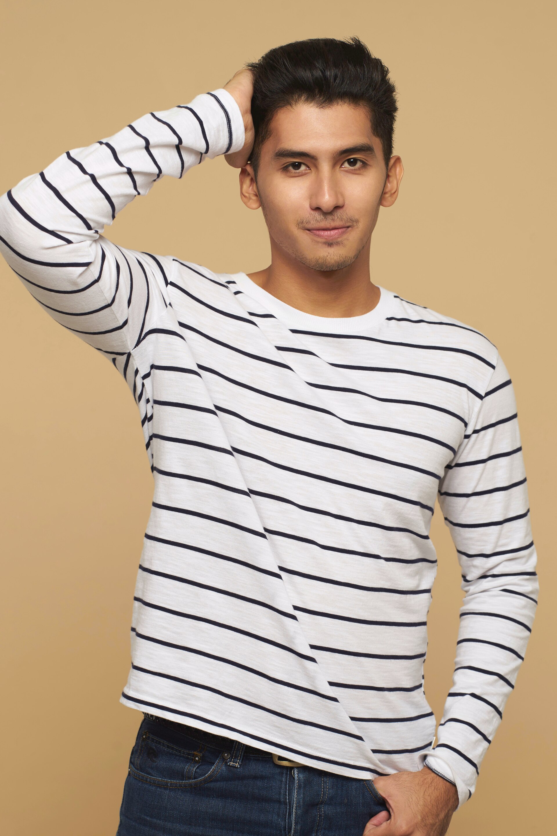 pria asia sedang memegang rambut