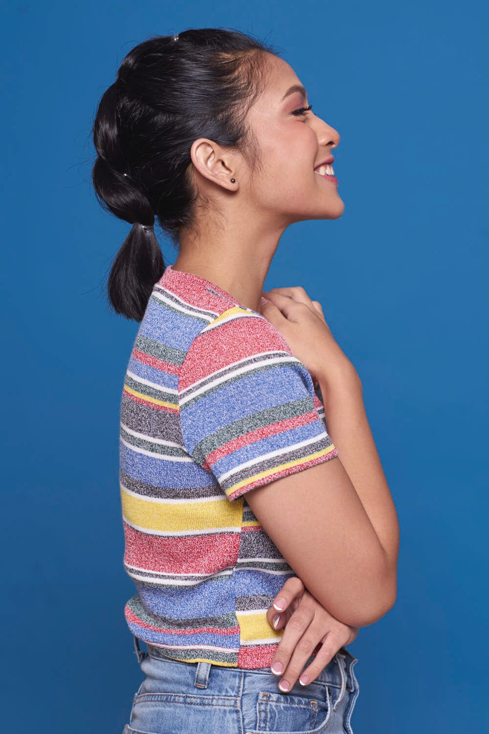 ผู้หญิงเอเชีย ผมประบ่า สาธิตวิธีถักเปีย เปียปีกผีเสื้อ pull through braid