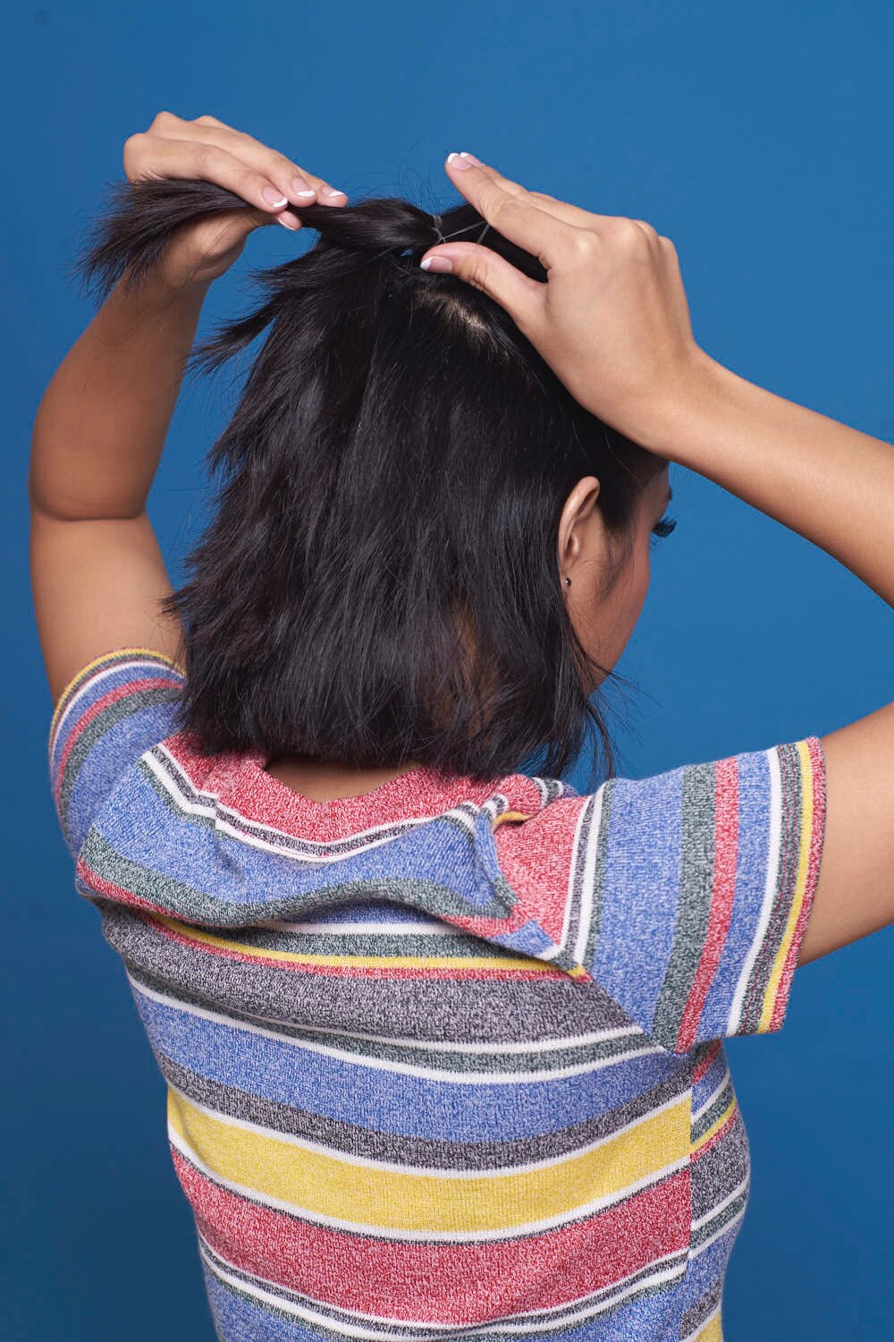 ผู้หญิงเอเชีย ผมประบ่า สาธิตวิธีถักเปีย เปียปีกผีเสื้อ pull through braid