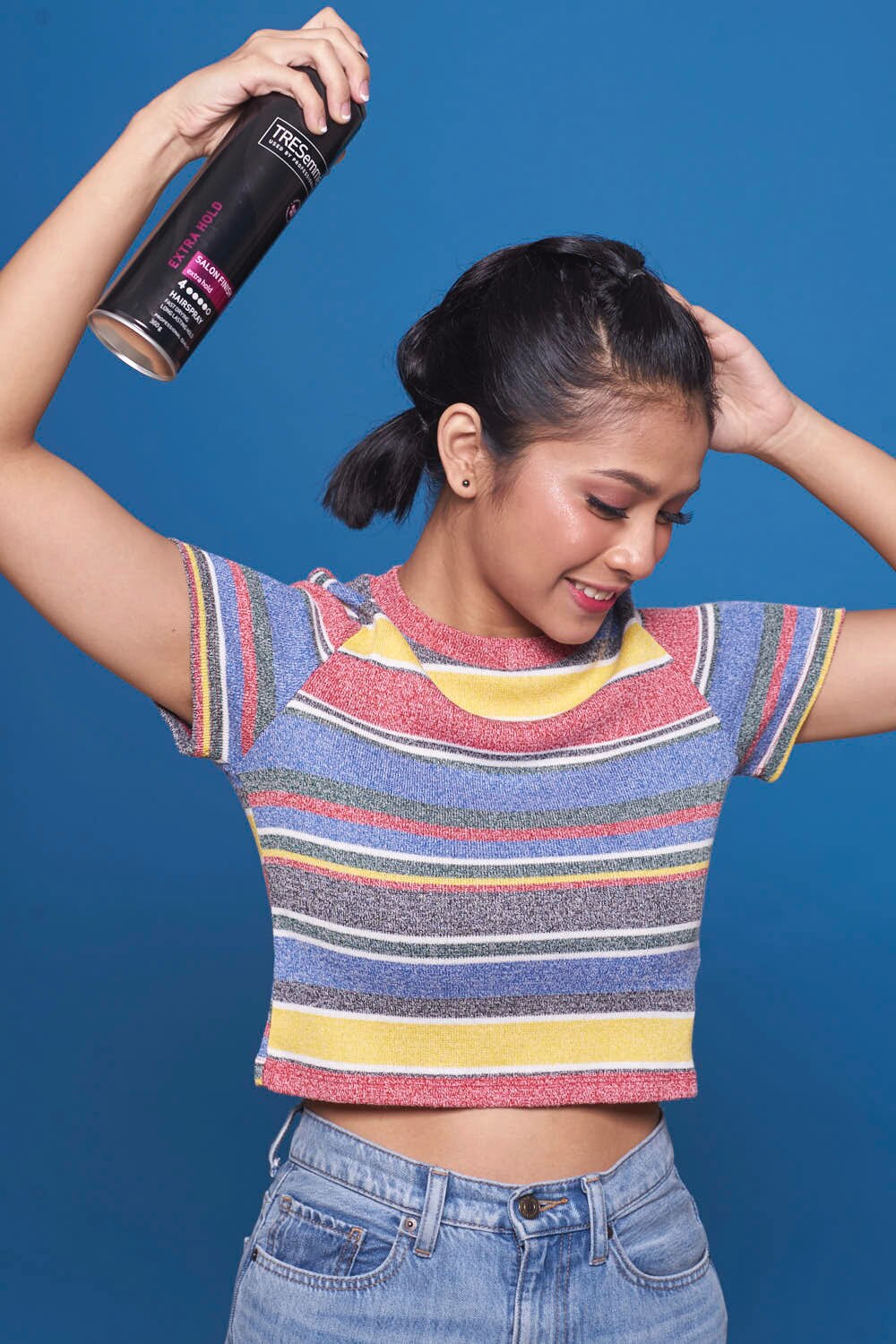 ผู้หญิงเอเชีย ผมประบ่า สาธิตวิธีถักเปีย เปียปีกผีเสื้อ pull through braid