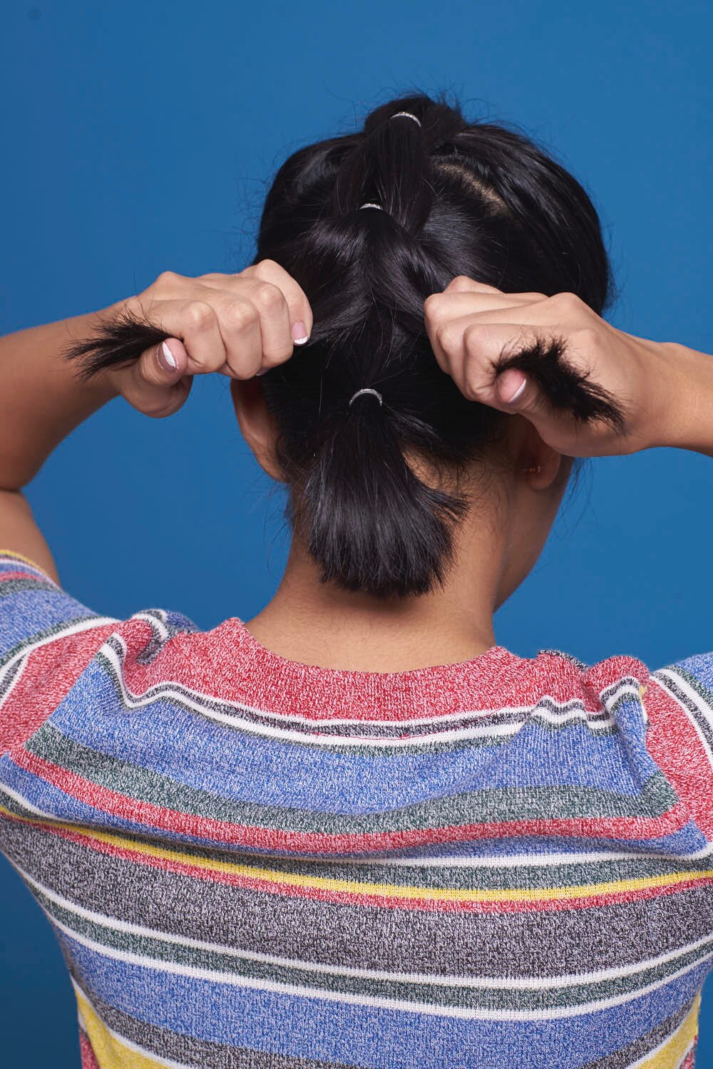 ผู้หญิงเอเชีย ผมประบ่า สาธิตวิธีถักเปีย เปียปีกผีเสื้อ pull through braid