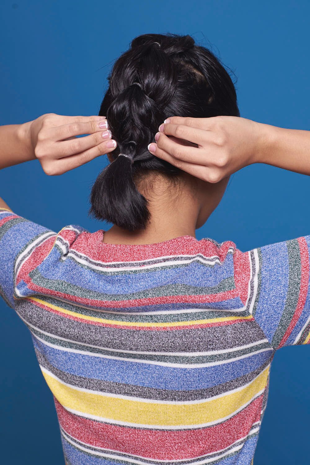 ผู้หญิงเอเชีย ผมประบ่า สาธิตวิธีถักเปีย เปียปีกผีเสื้อ pull through braid