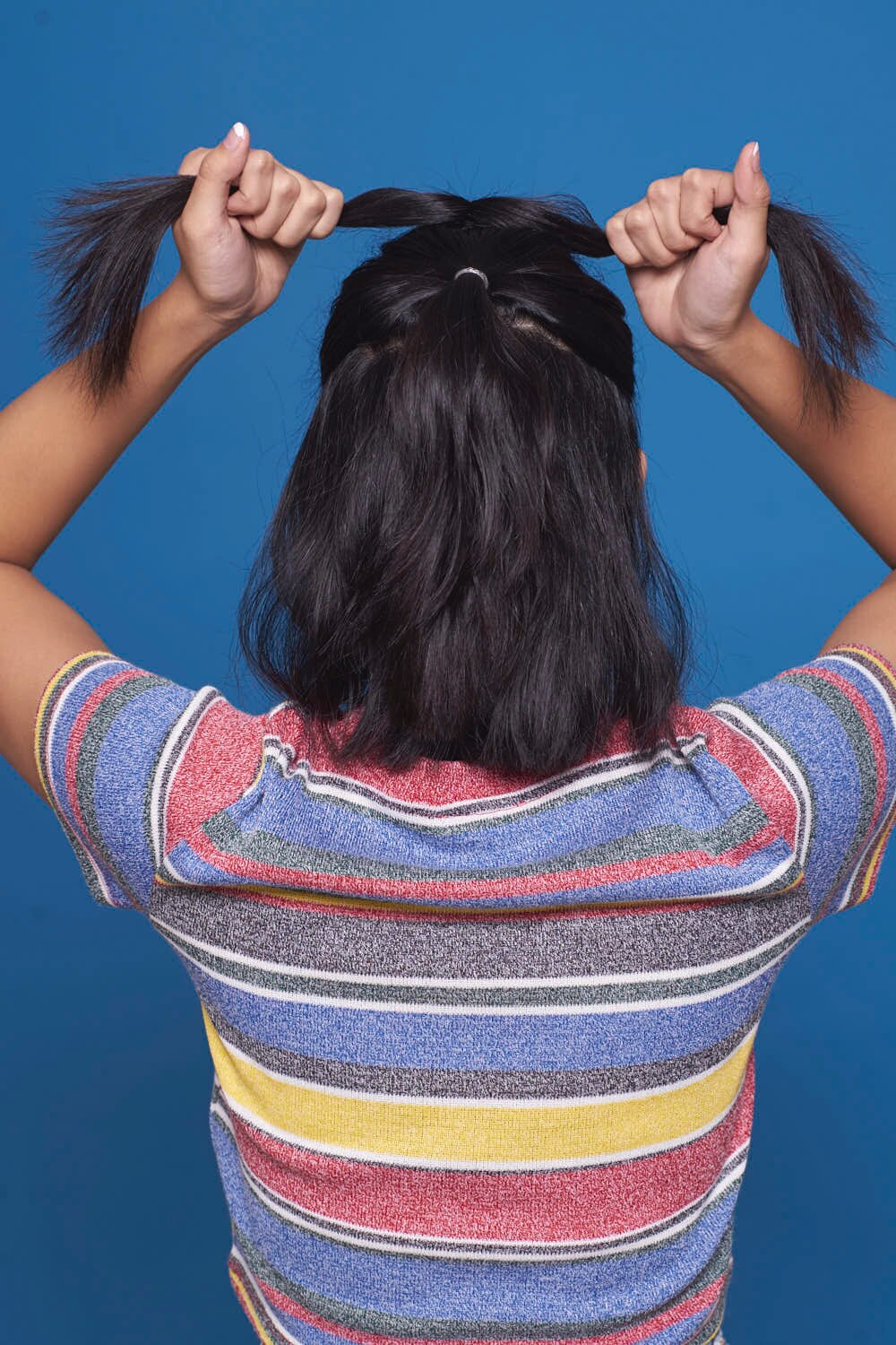 ผู้หญิงเอเชีย ผมประบ่า สาธิตวิธีถักเปีย เปียปีกผีเสื้อ pull through braid