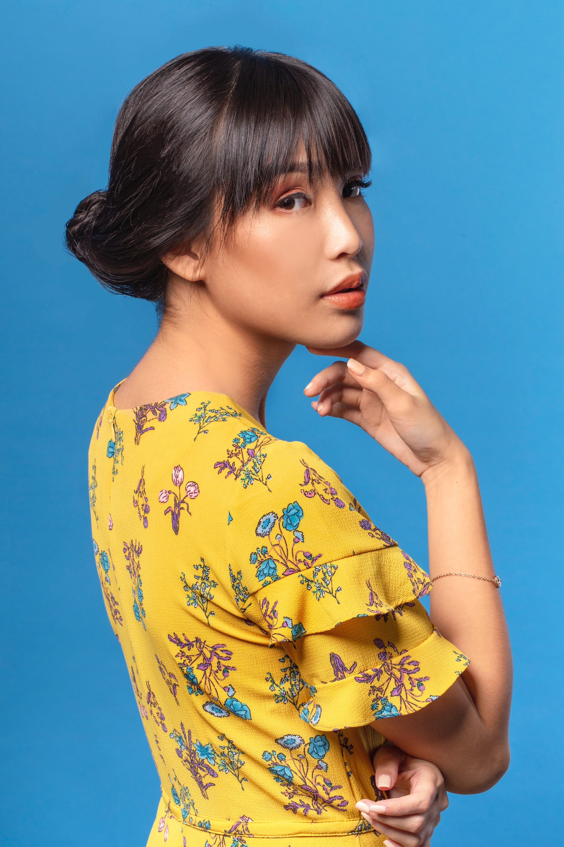 Gaya rambut low bun. (Foto: All Things Beauty Studio)