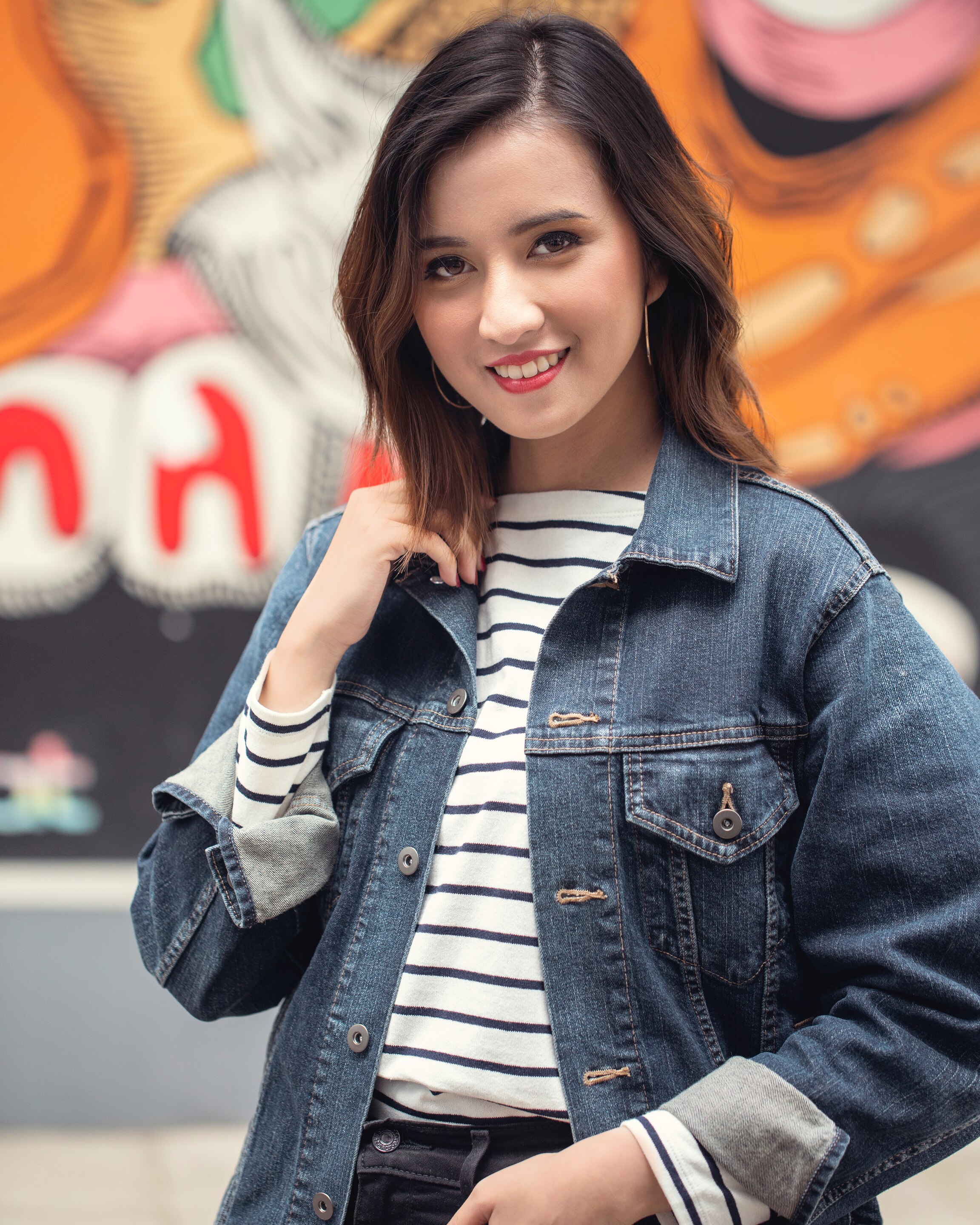 Beri layer di bawah rambut lalu tata dengan gaya ikal. (Foto: Natasha Estelle)