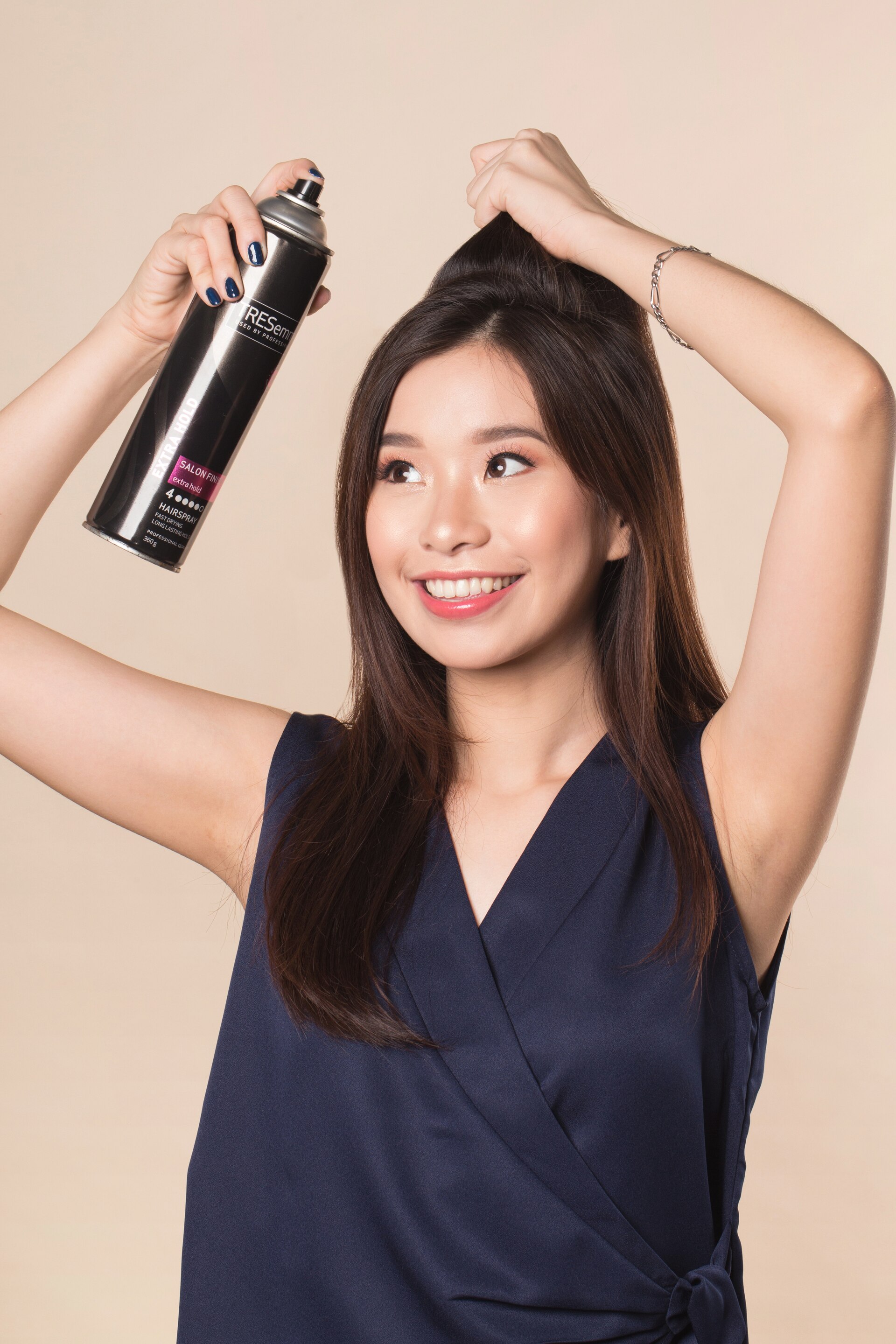 wanita asia berambut hitam sedang menyemprot hairspray untuk Vintage Ponytail Retro
