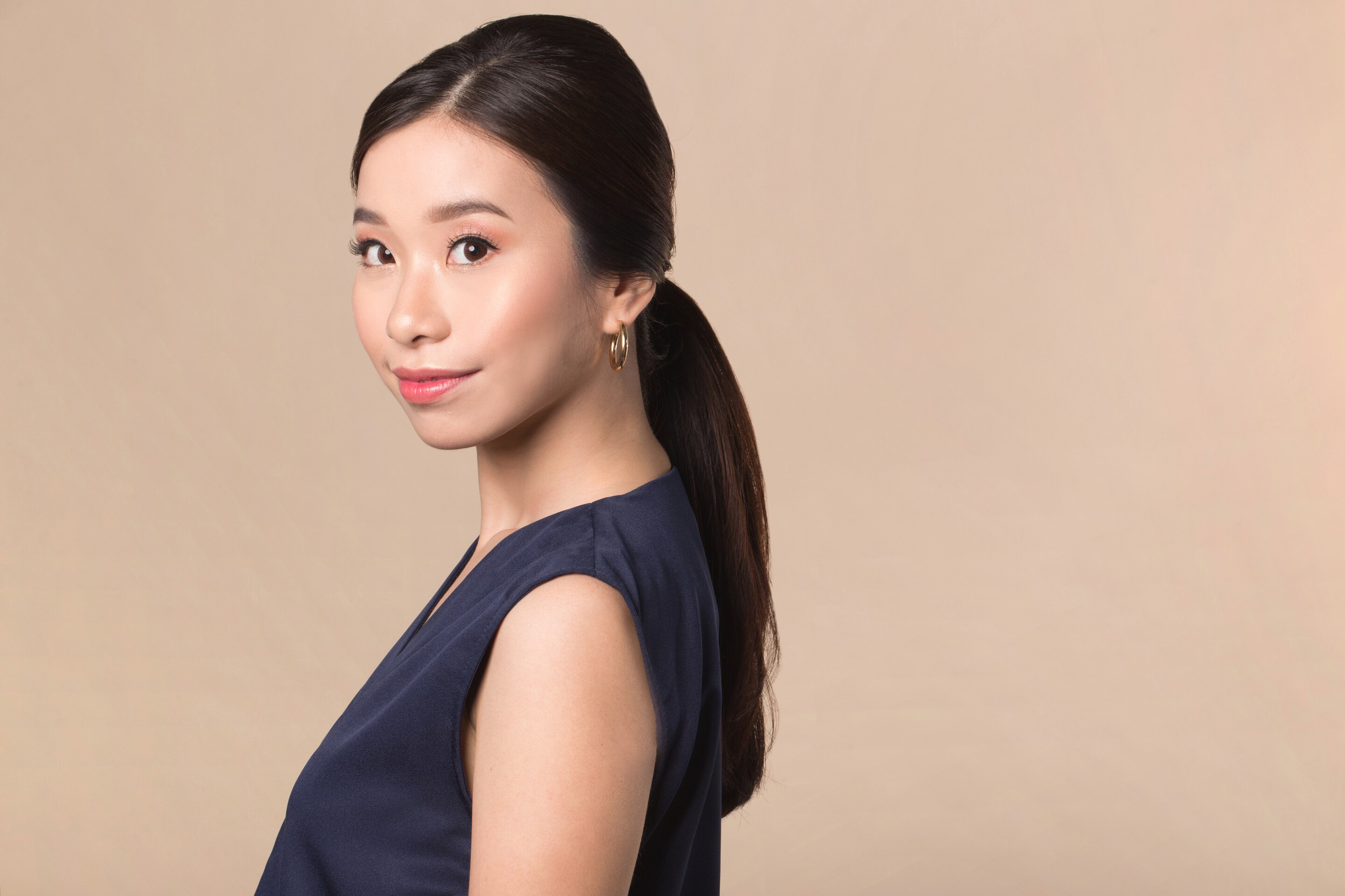 wanita asia dengan rambut ponytail sebagai cara menghilangkan kebiasaan menyentuh rambut