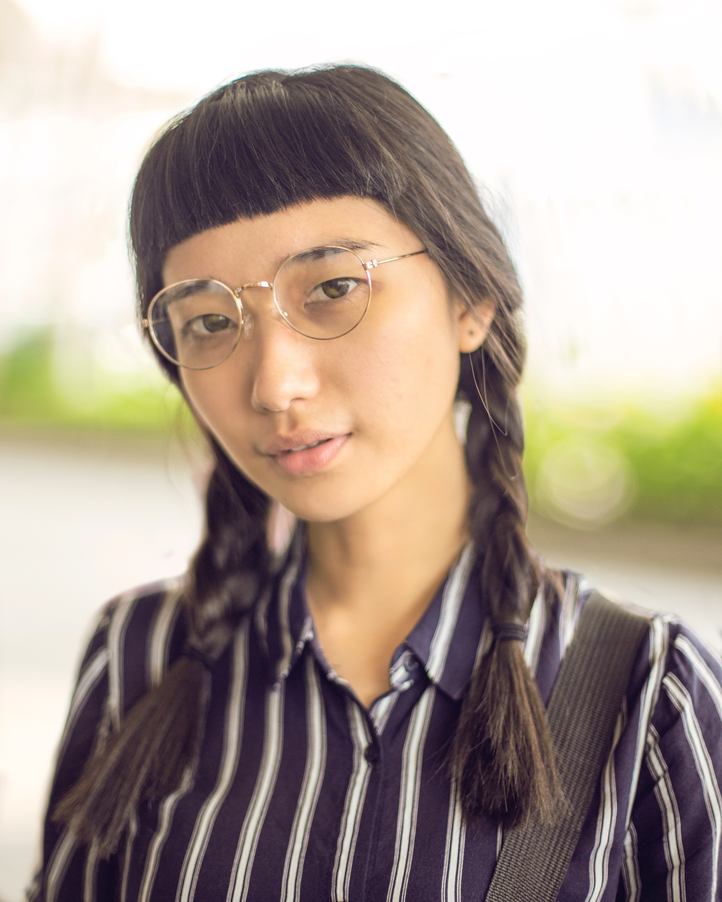 Wanita asia dengan rambut panjang hitam kepang dua dan poni pendek