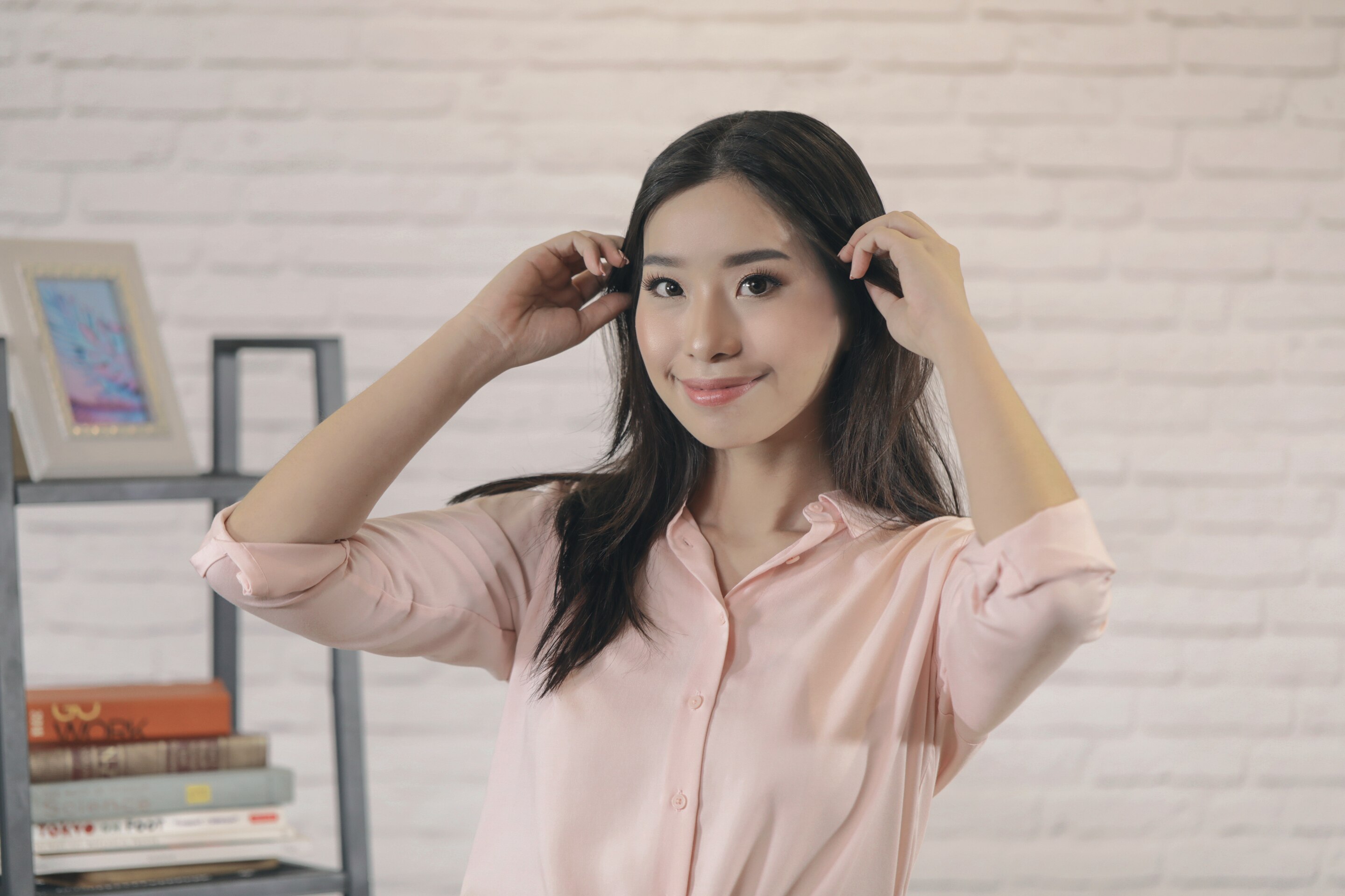 ผู้หญิงเอเชียผมยาวสีดำ กำลังไดร์ผม