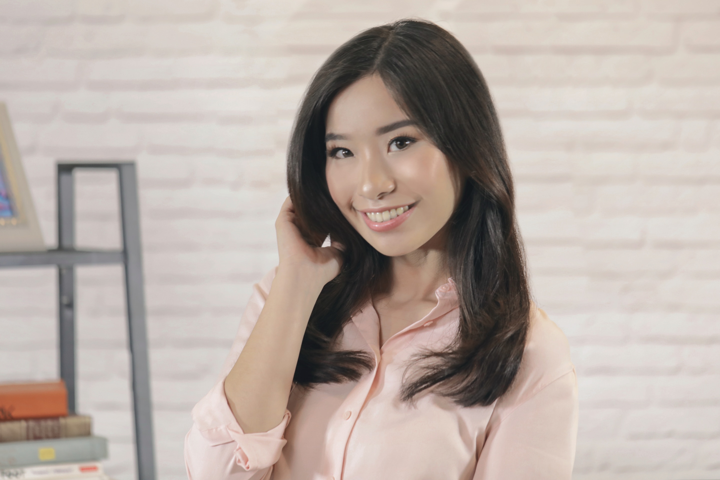 Wanita asia dengan rambut ter-blow sempurna.