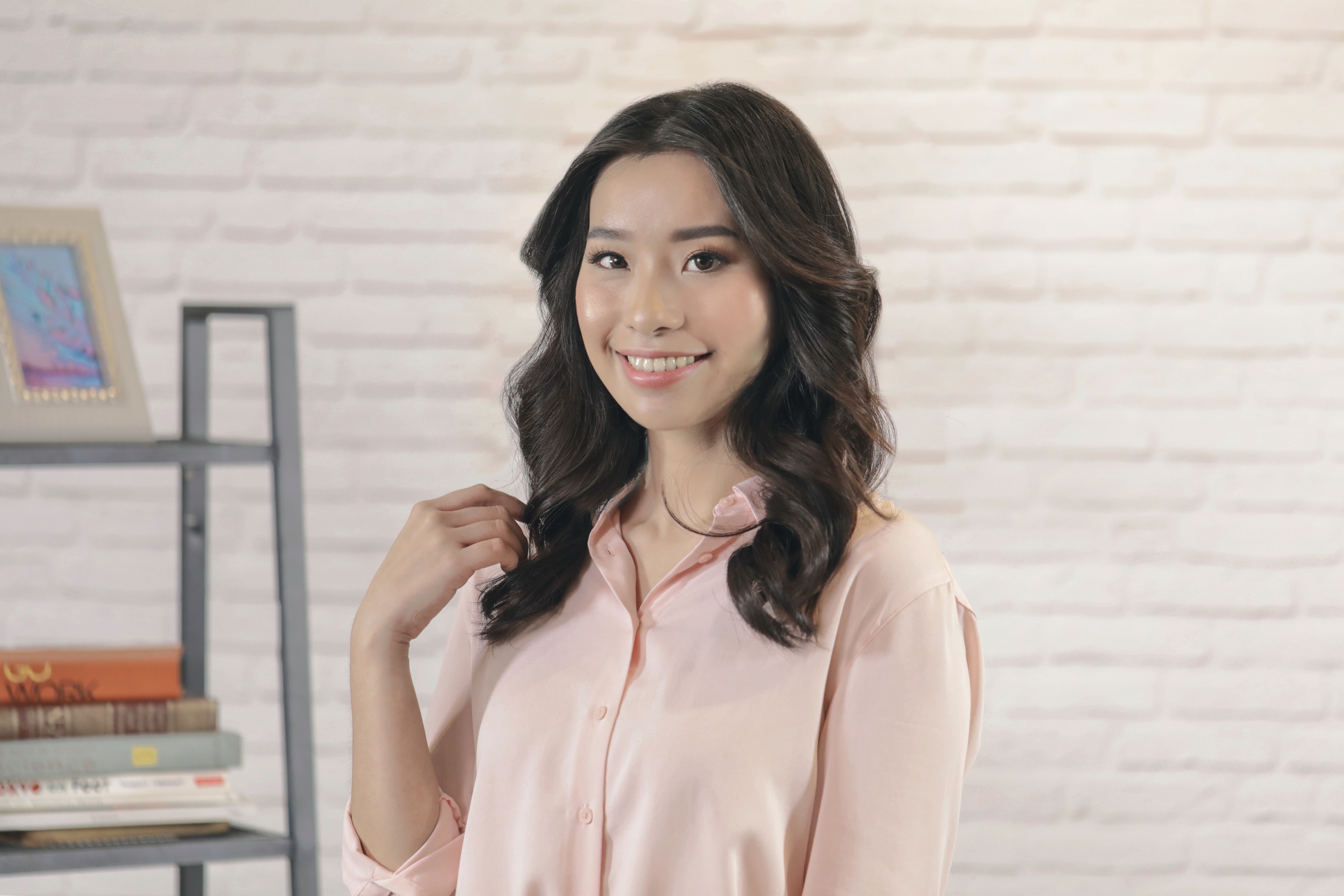 Wanita asia dengan rambut ter-blow sempurna.