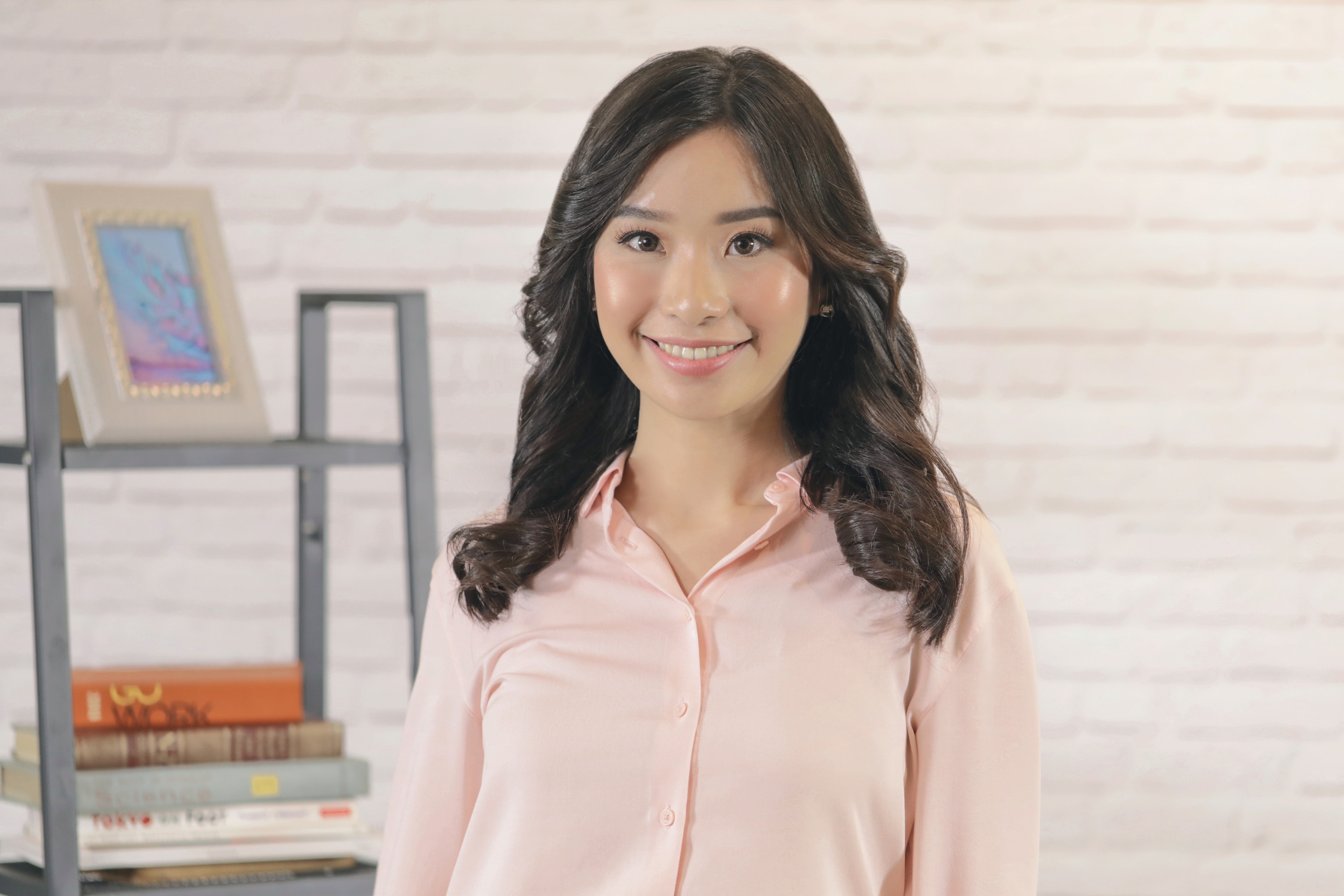 ผู้หญิงเอเชียผมยาวสีดำ ไดร์ผมวอลลุ่ม