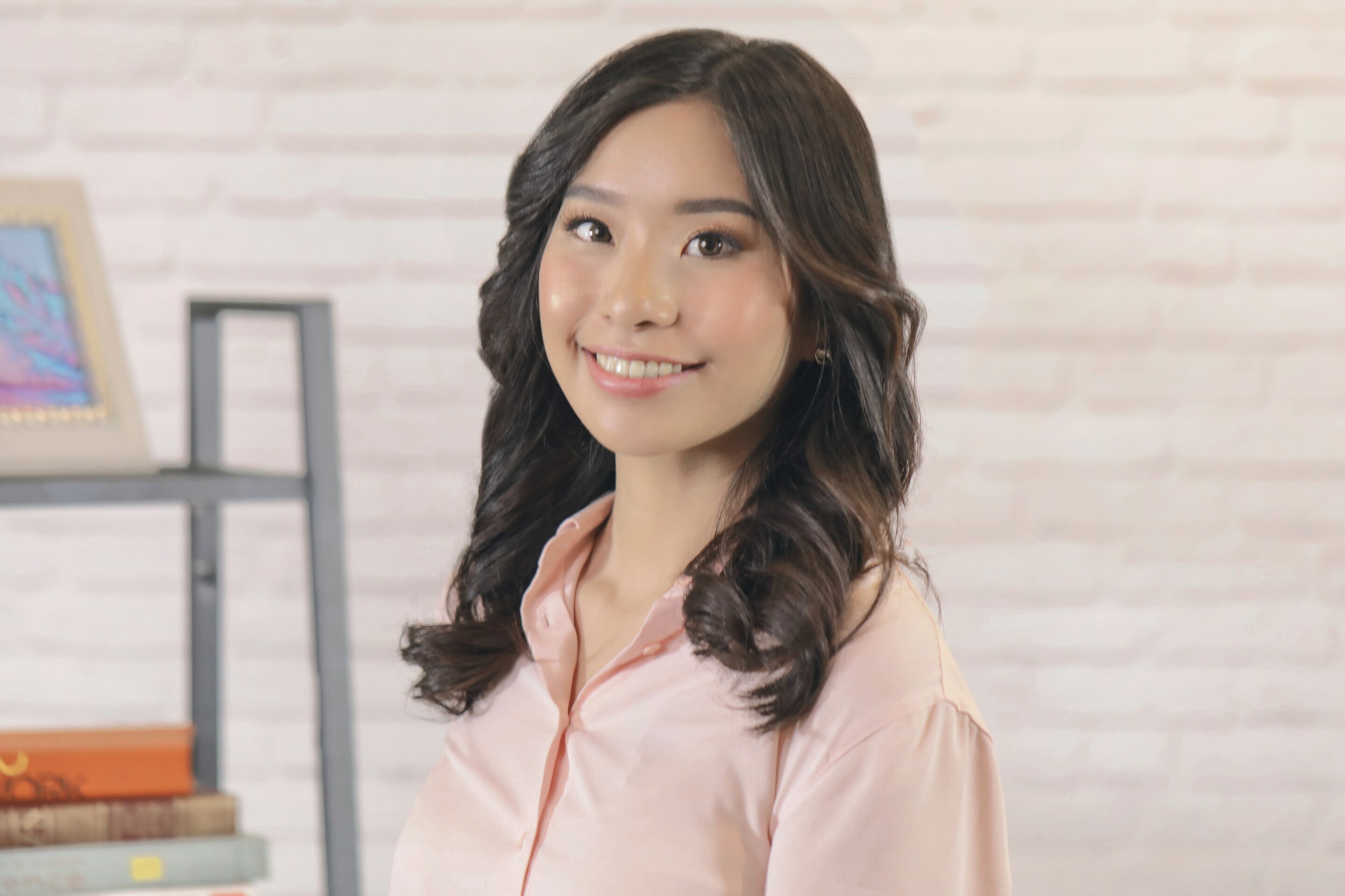 Wanita asia dengan rambut ter-blow sempurna.