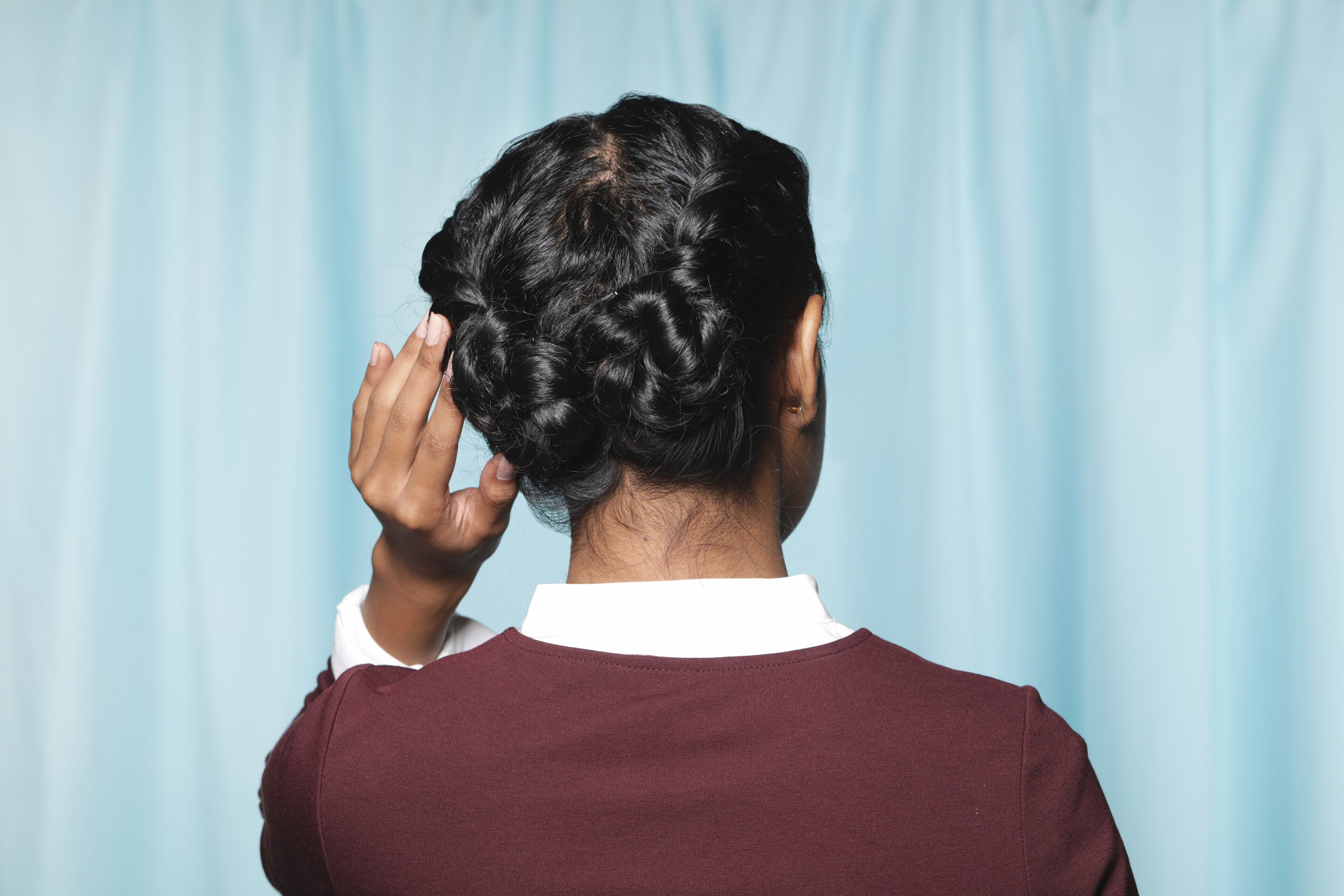 double twisted chignon untuk rambut keriting
