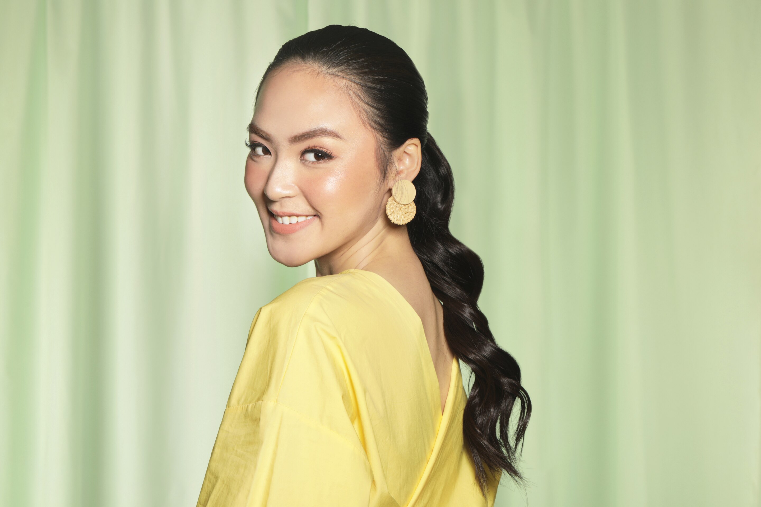 Tutorial Keriting Rambut Dengan Hot Roller untuk Ponytail yang Bervolume