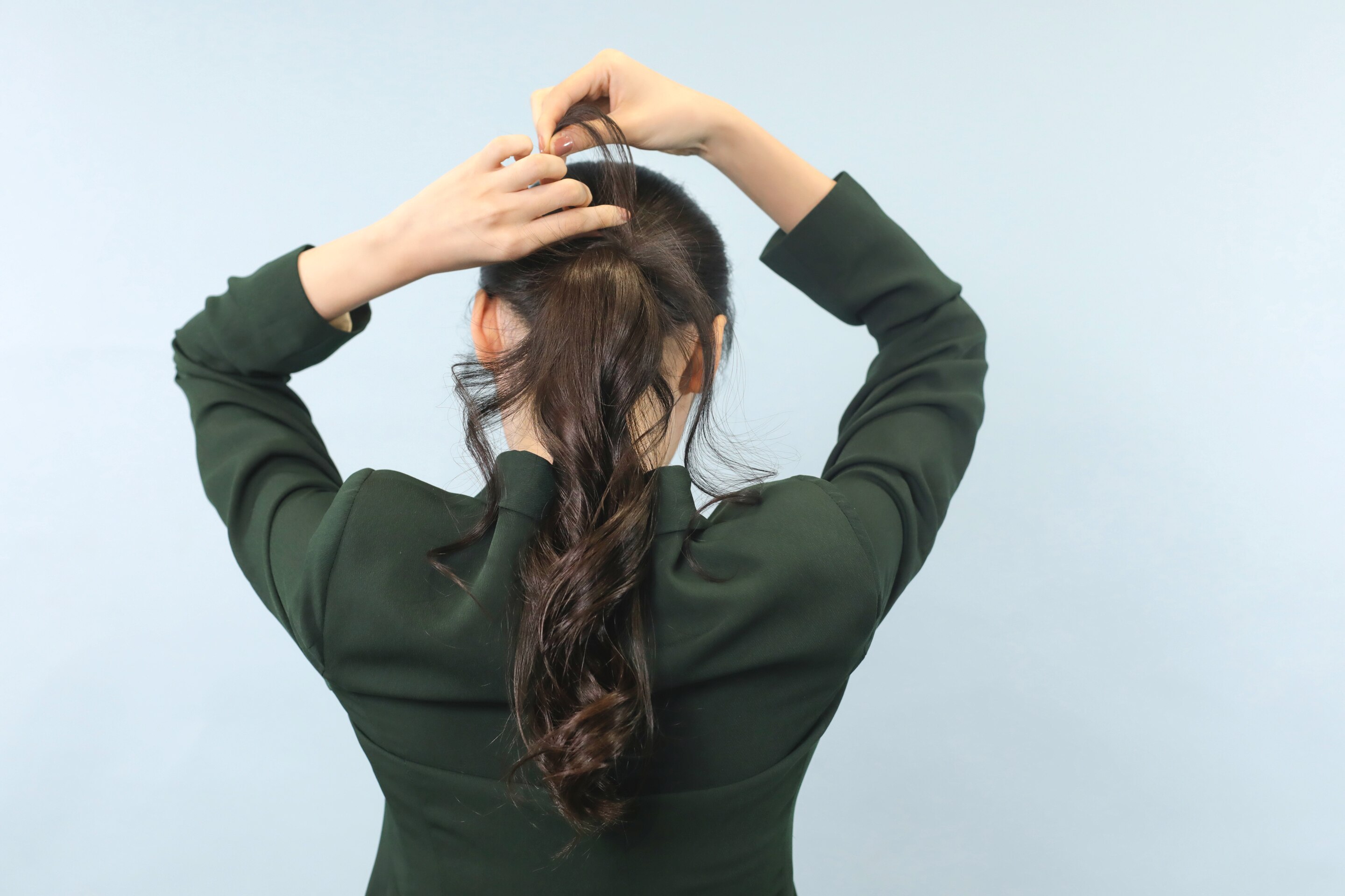 cara menata tousled low ponytail 3