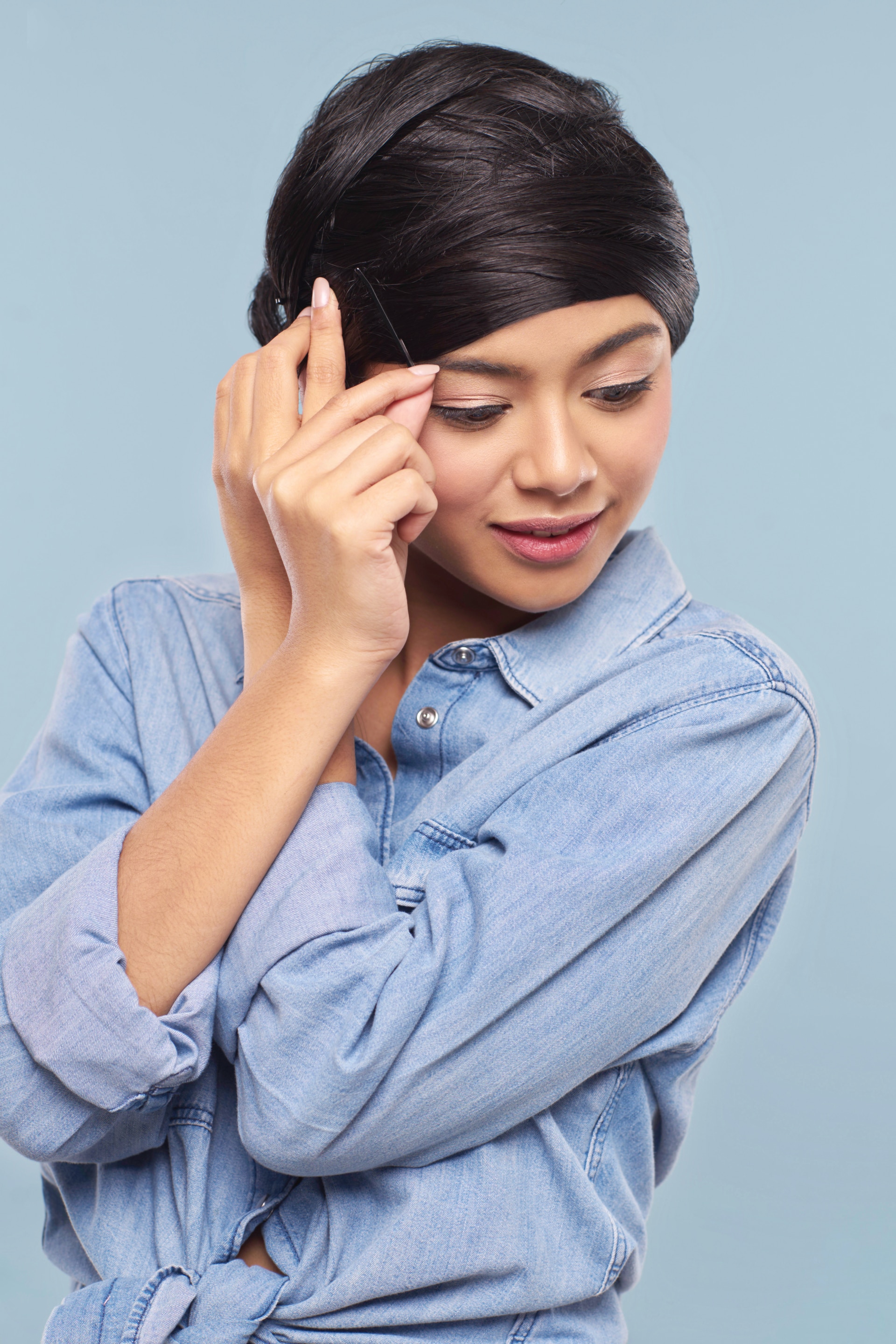 wanita asia sedang menjepit rambut