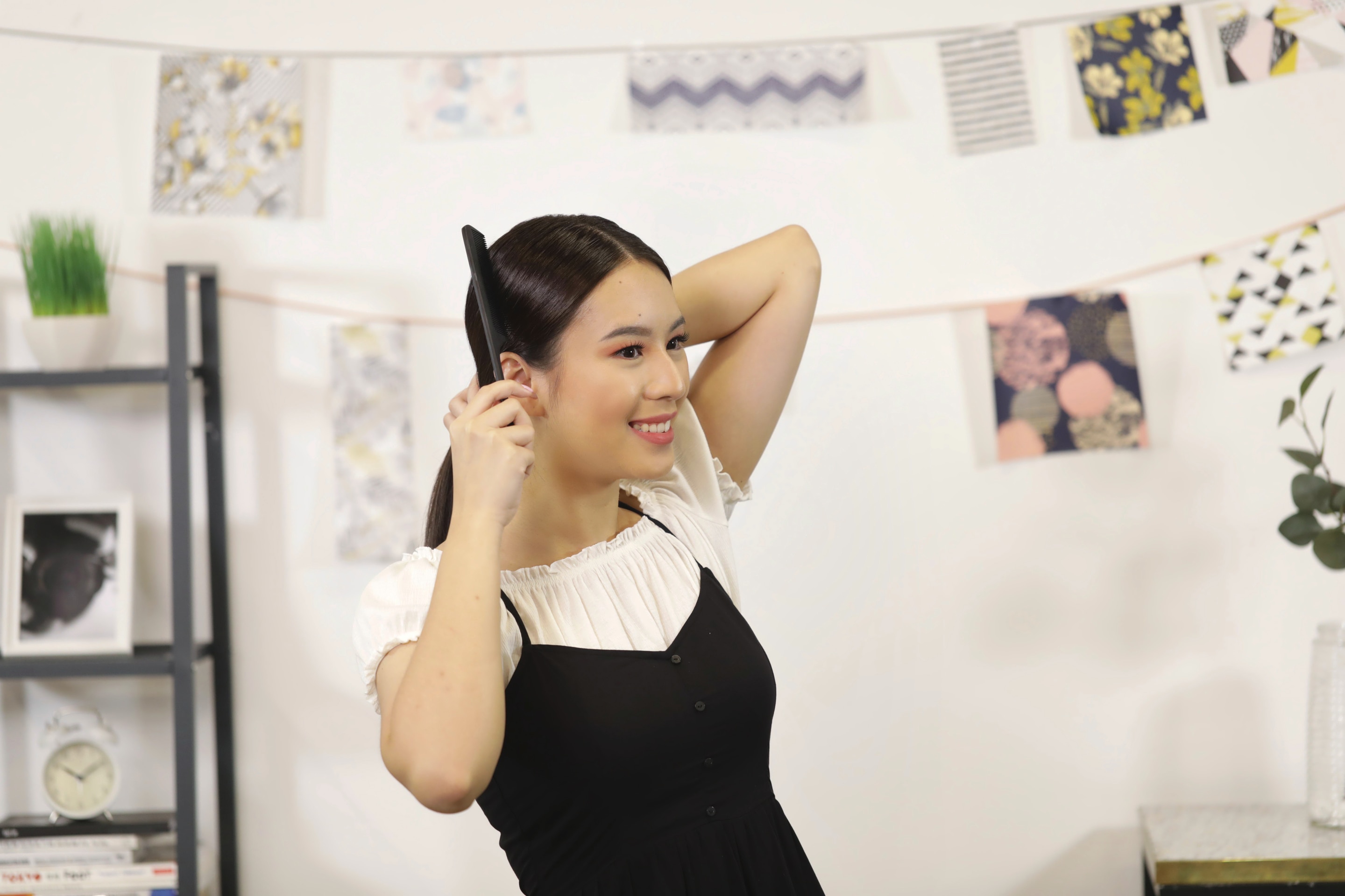 Wanita asia menyisir rambut membentuk ponytail