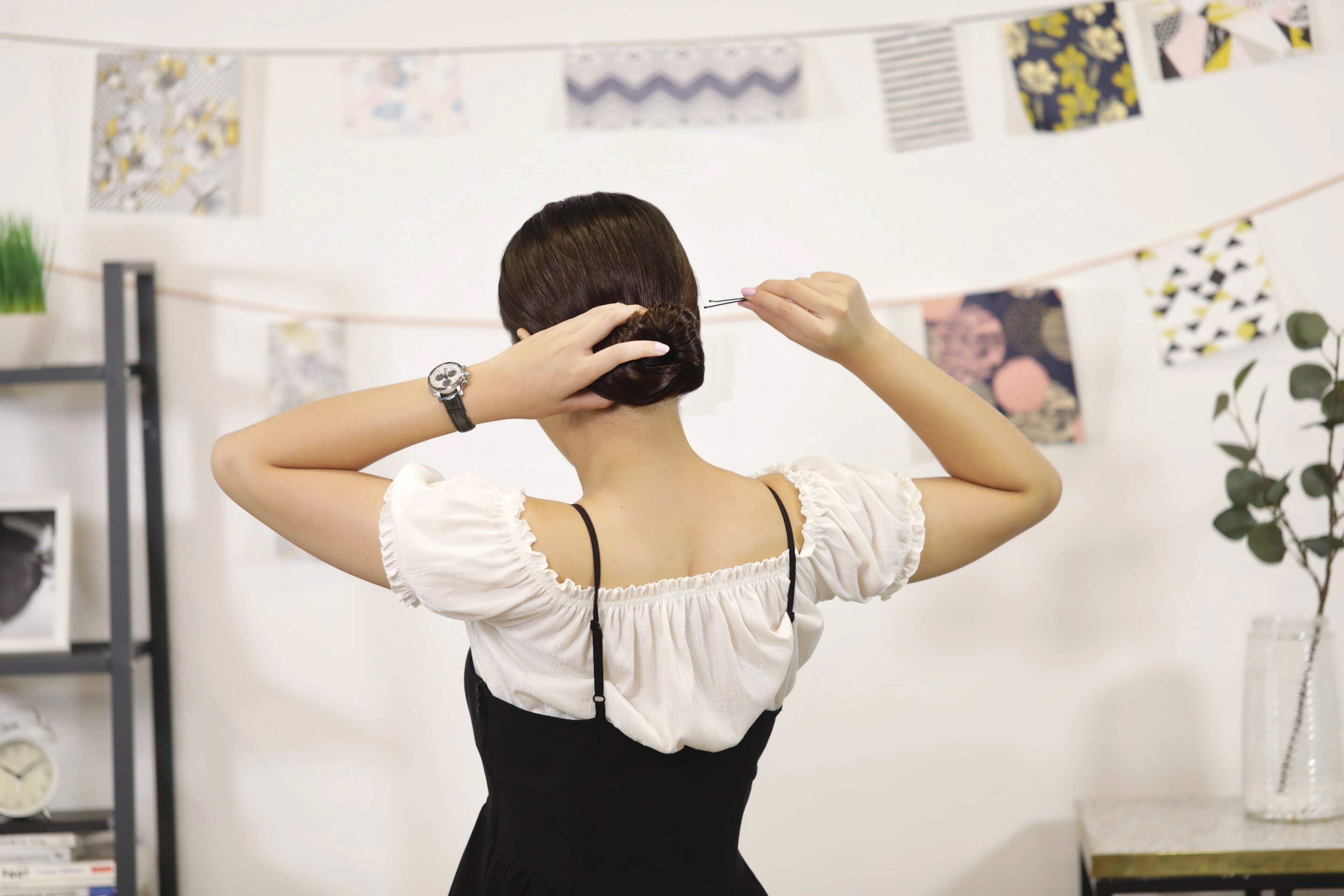 Wanita asia membentuk rambut menjadi sanggul bawah