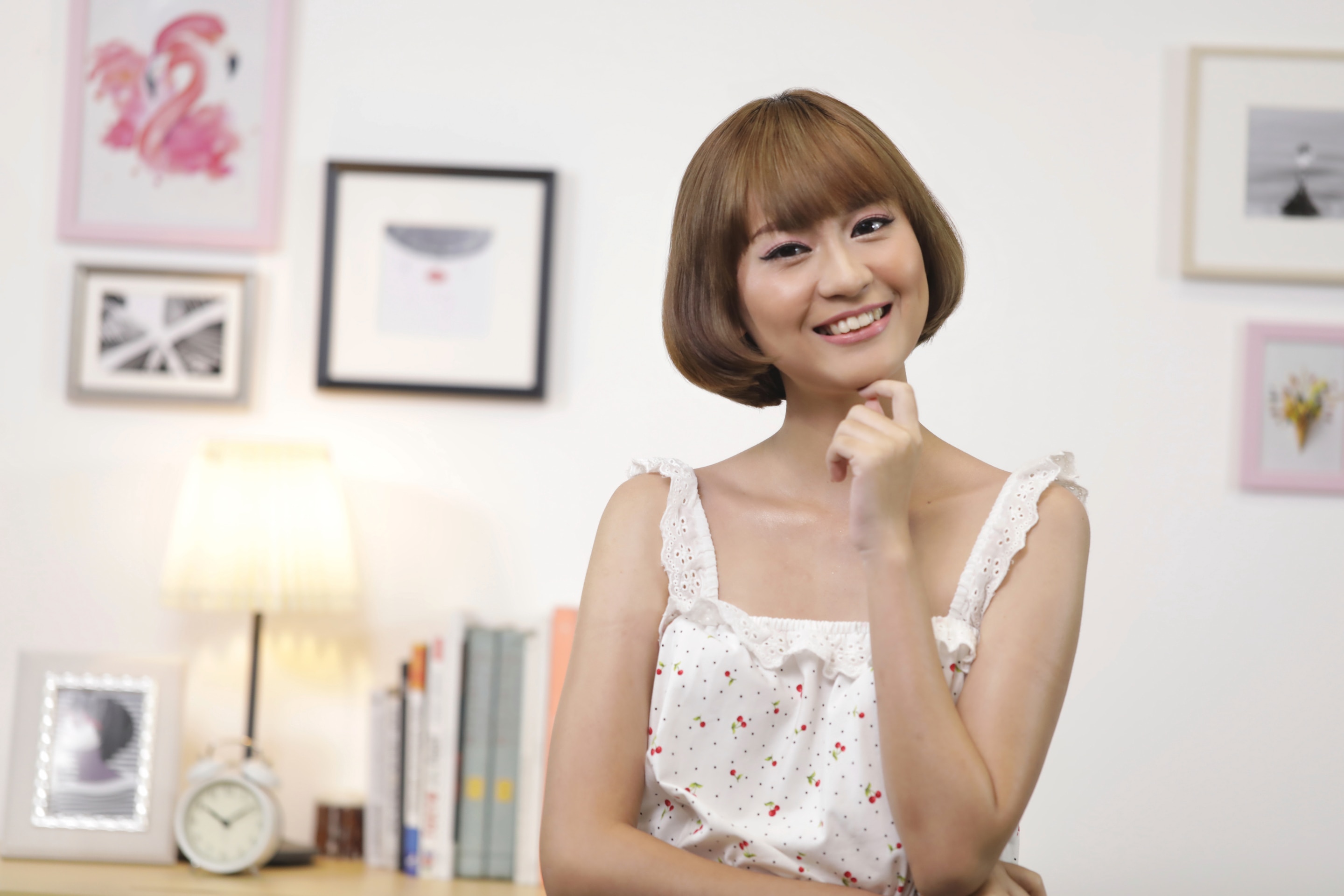 Model rambut layered bob dengan poni.