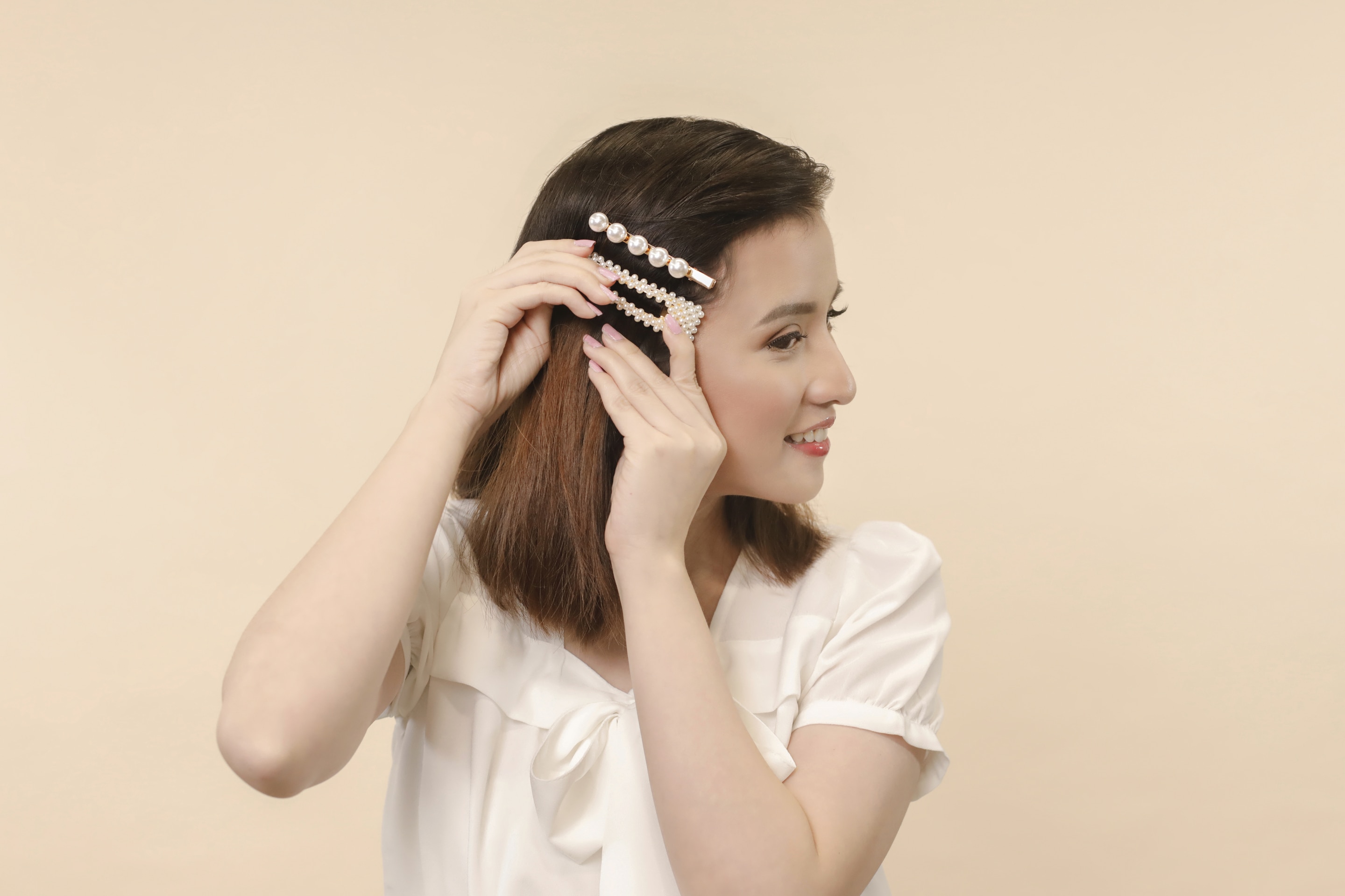 ผู้หญิงเอเชียผมสั้นสีดำ กำลังติดกิ๊บ