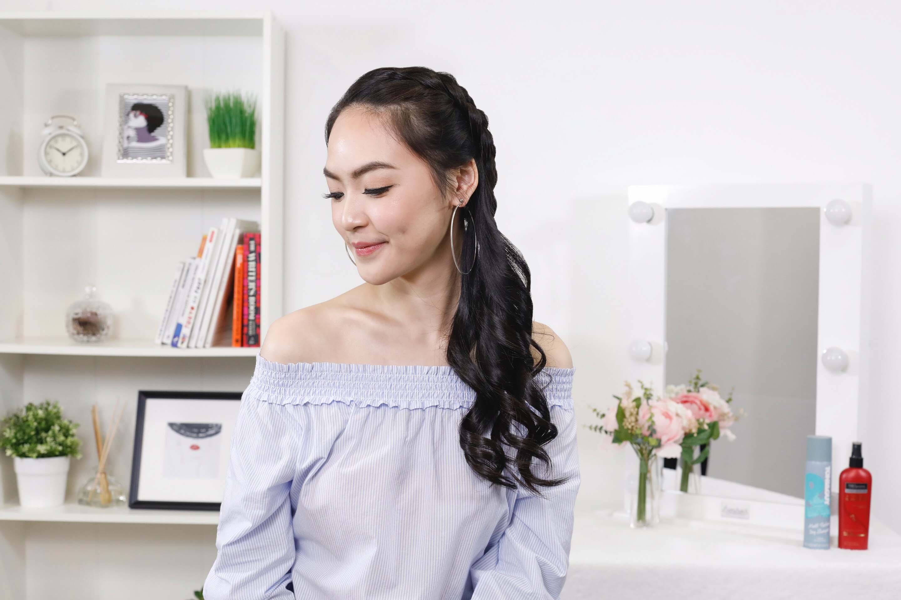 Wanita asia dengan kepang samping dengan dutch braid dan ponytail