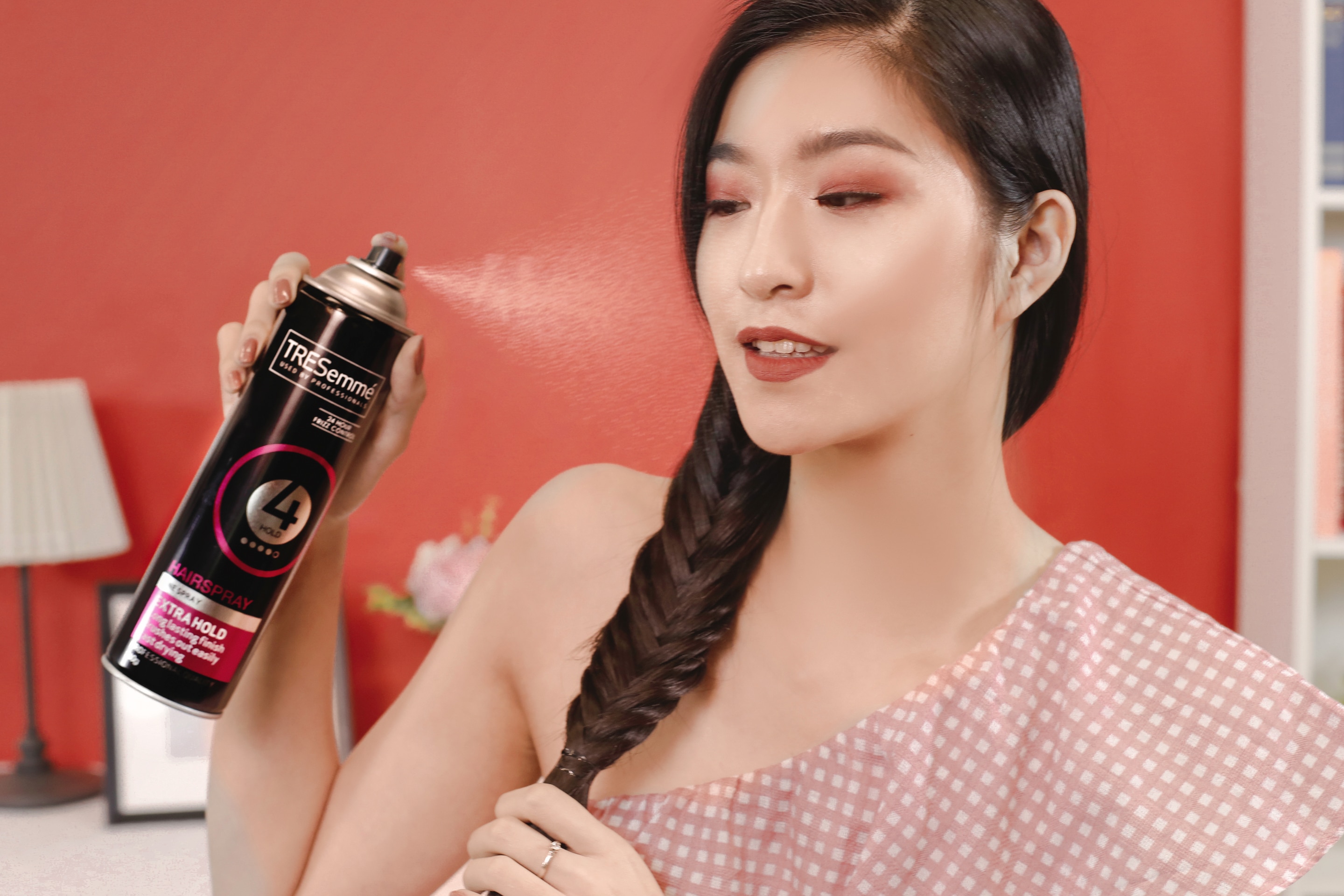 ผู้หญิงเอเชียผมยาวสีดำ กำลังฉีดสเปรย์