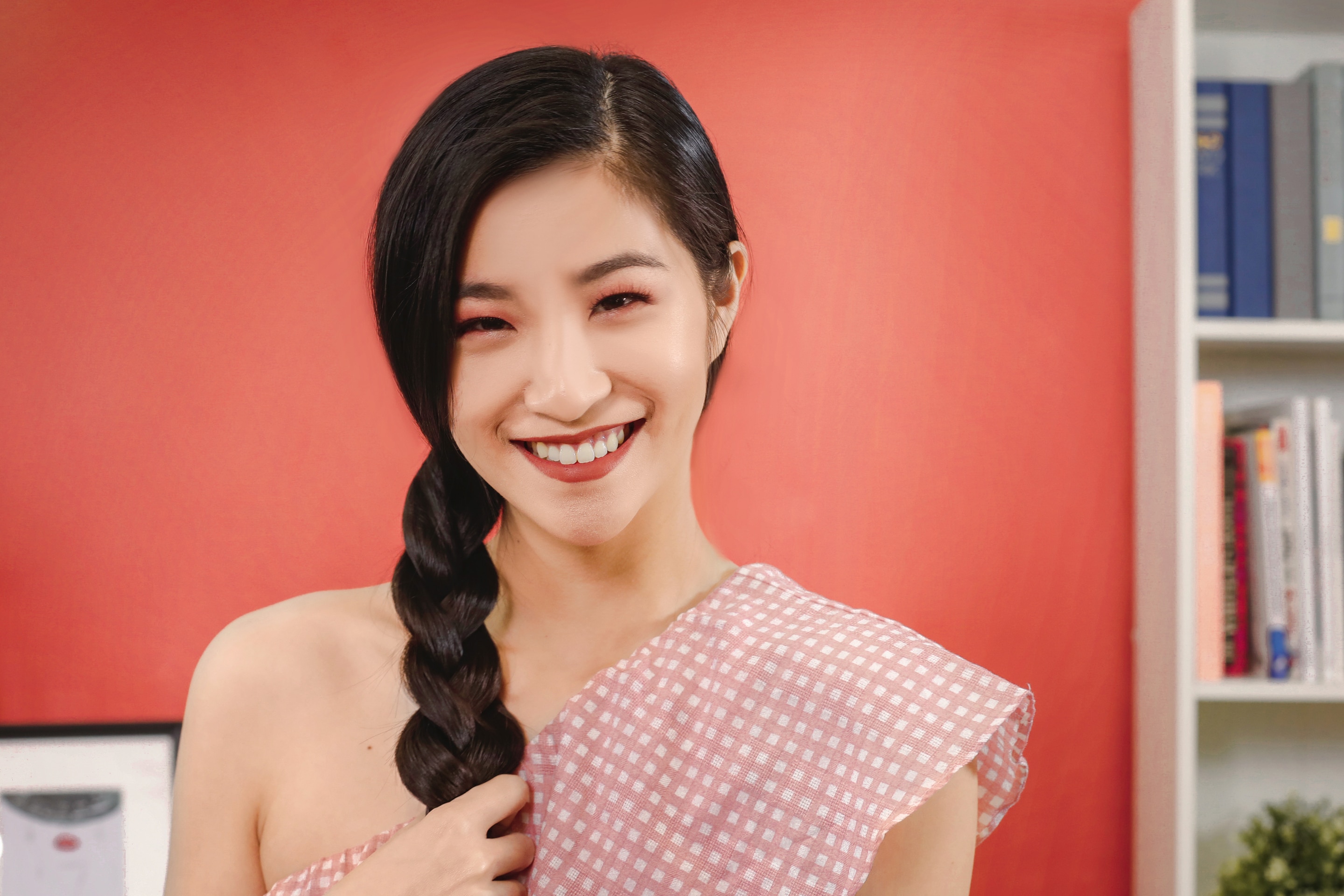 ผู้หญิงเอเชียผมยาวสีดำ ถักเปียสาม