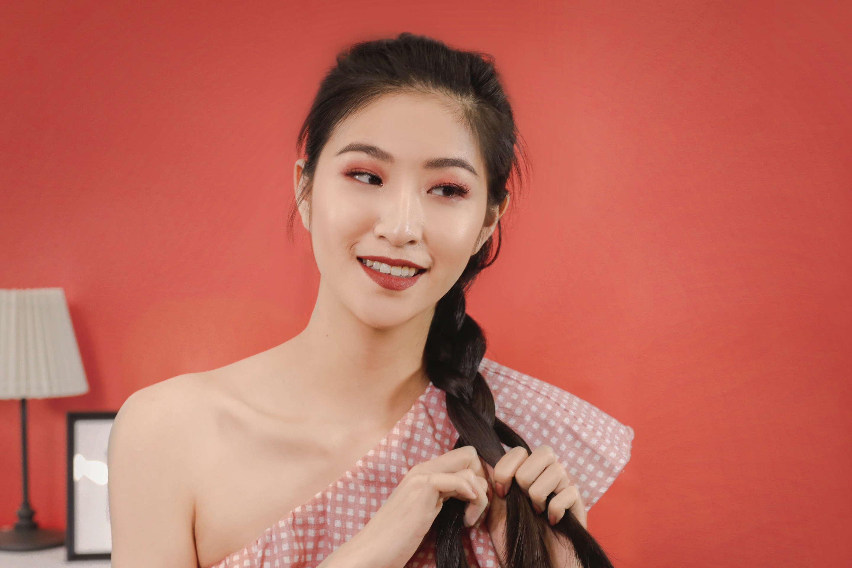 ผู้หญิงเอเชียผมยาวสีดำ กำลังถักเปียฝรั่งเศส