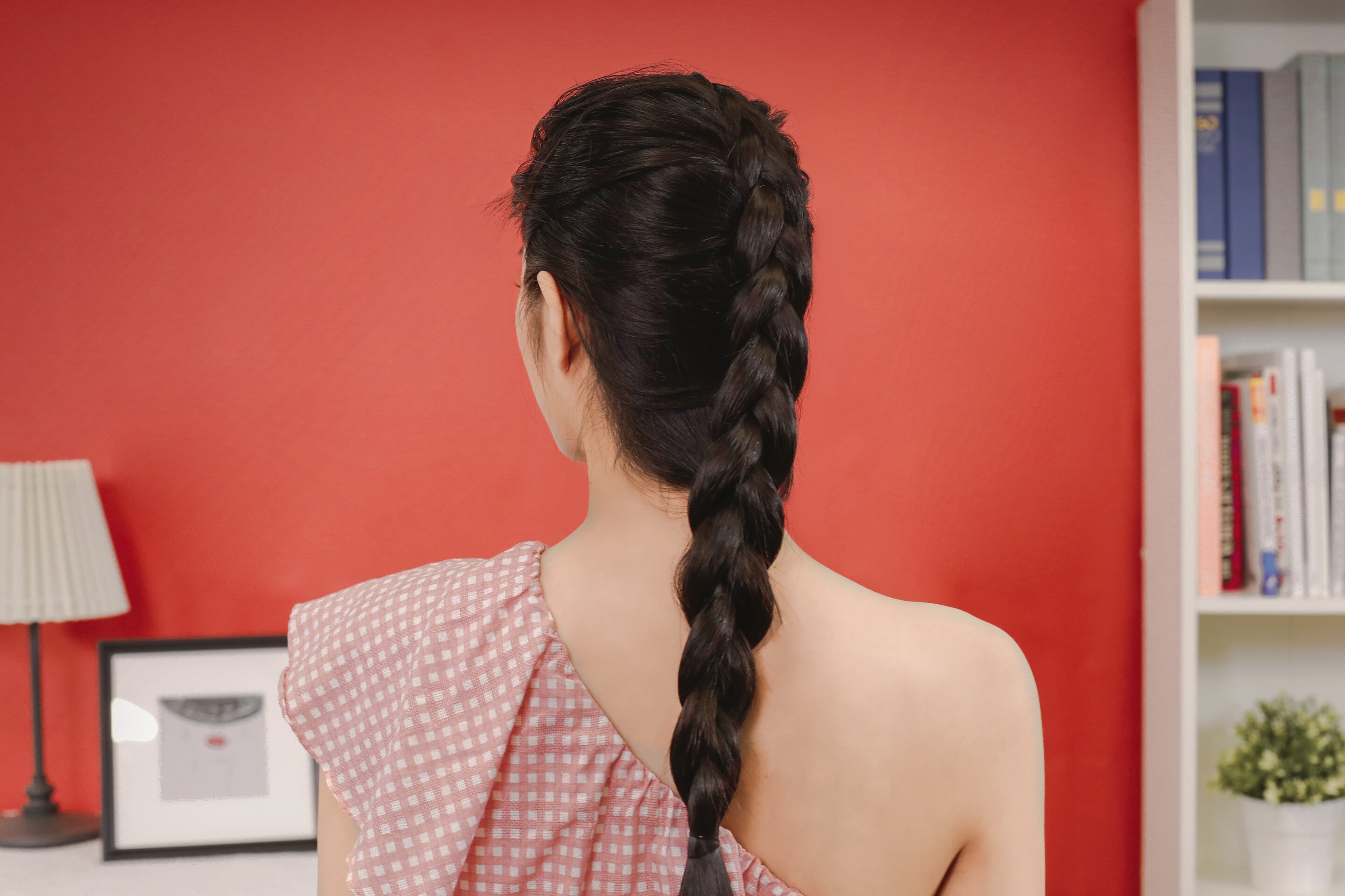 ผู้หญิงเอเชียผมยาวสีดำ กำลังถักเปียฝรั่งเศส