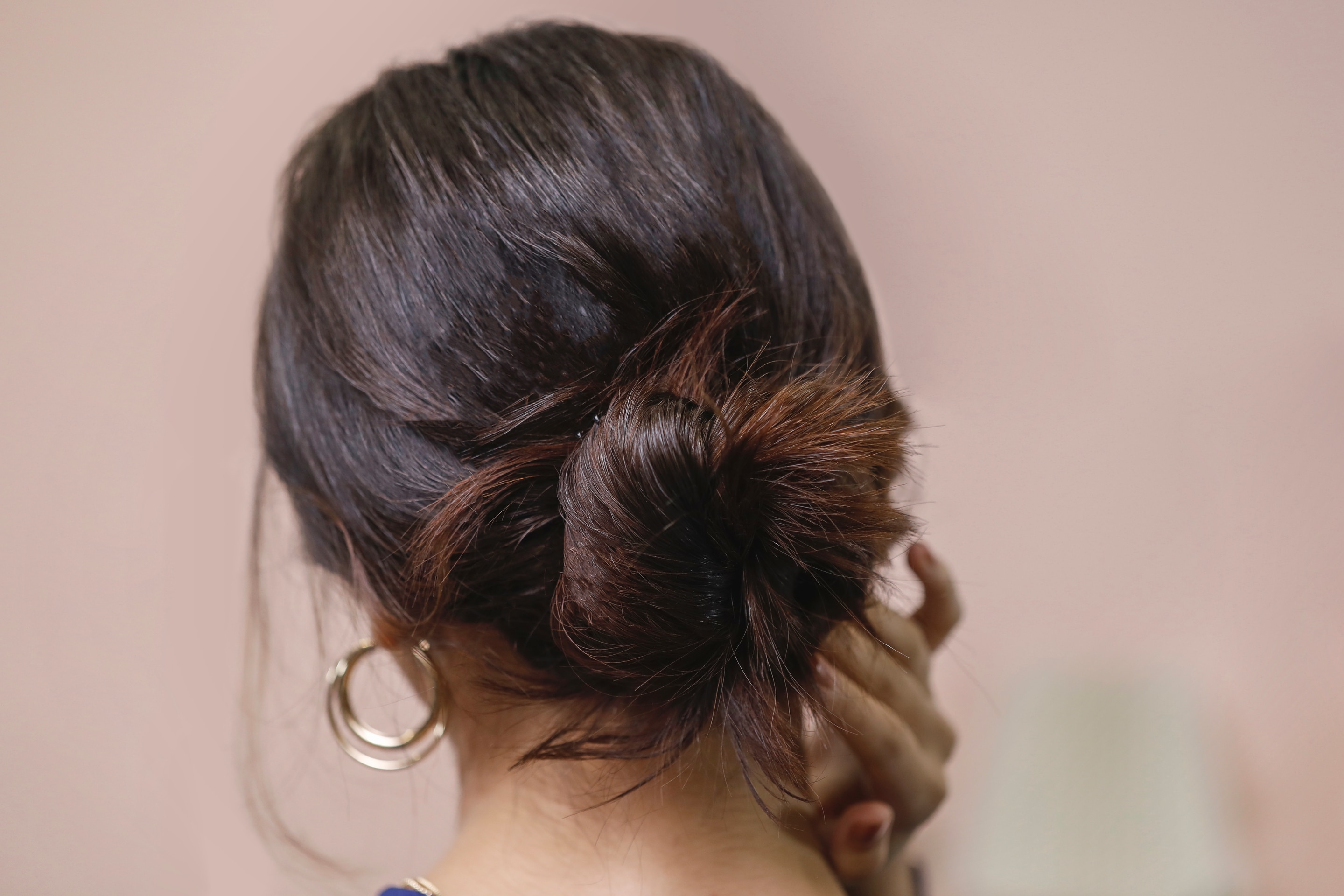 ผู้หญิงเอเชียผมยาวสีดำ เกล้าผม ไปงาน