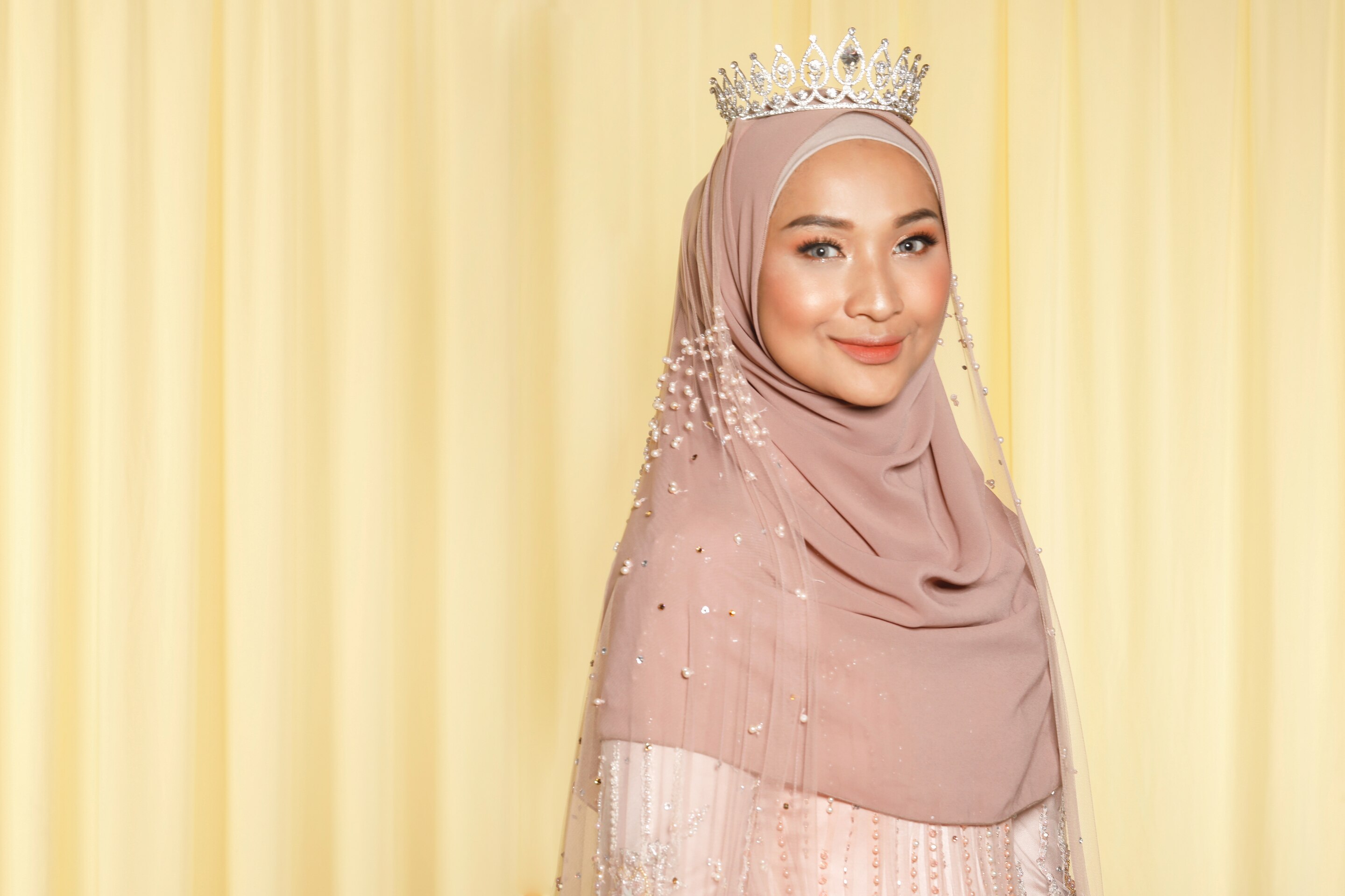 Wanita Asia memakai hijab wedding dan tiara
