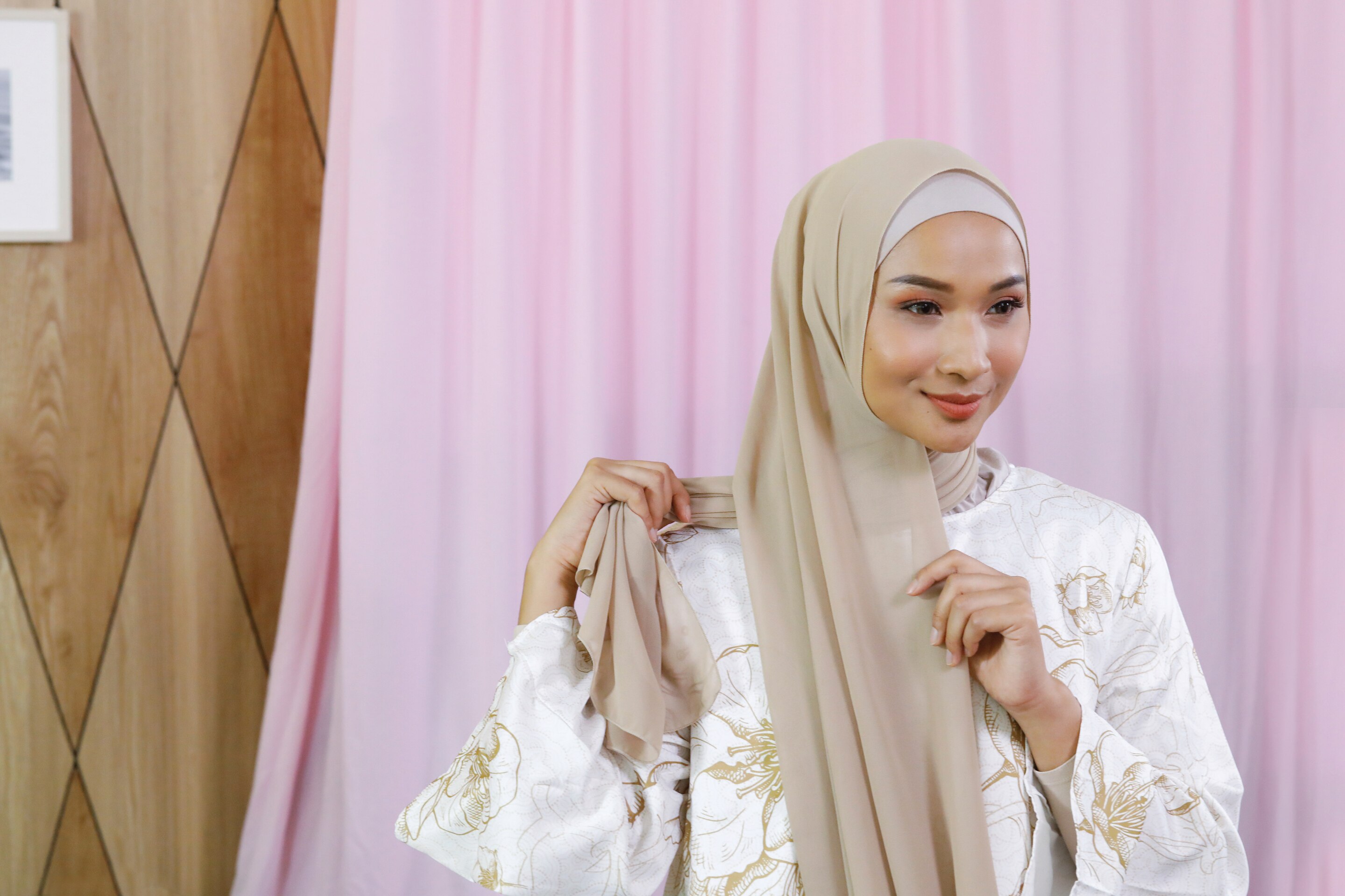 Wanita Asia sedang memperlihatkan tutorial hijab syar'i