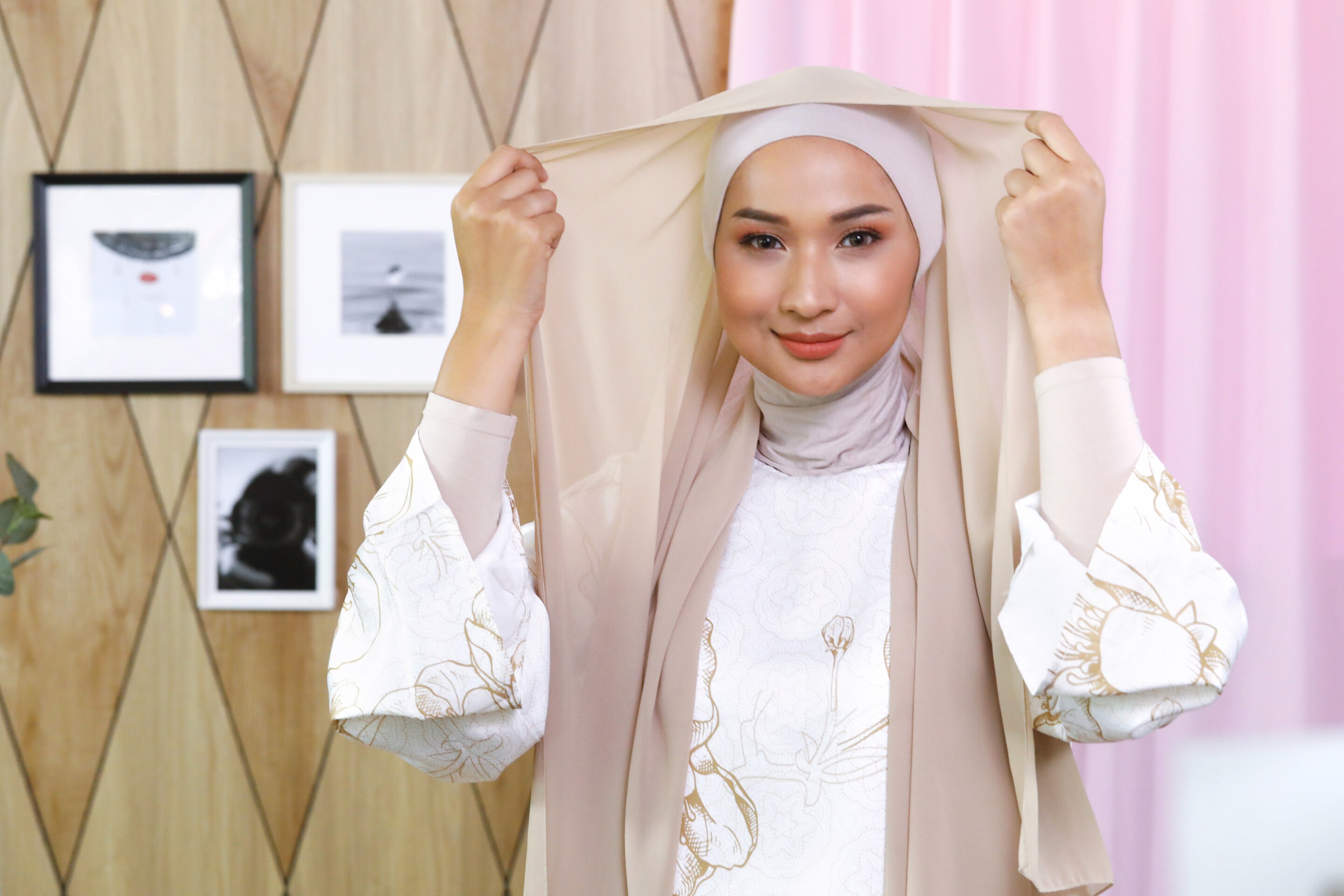 Wanita Asia memakai ciput ninja dan pashmina tanpa jarum pentul menghadap depan dan tersenyum