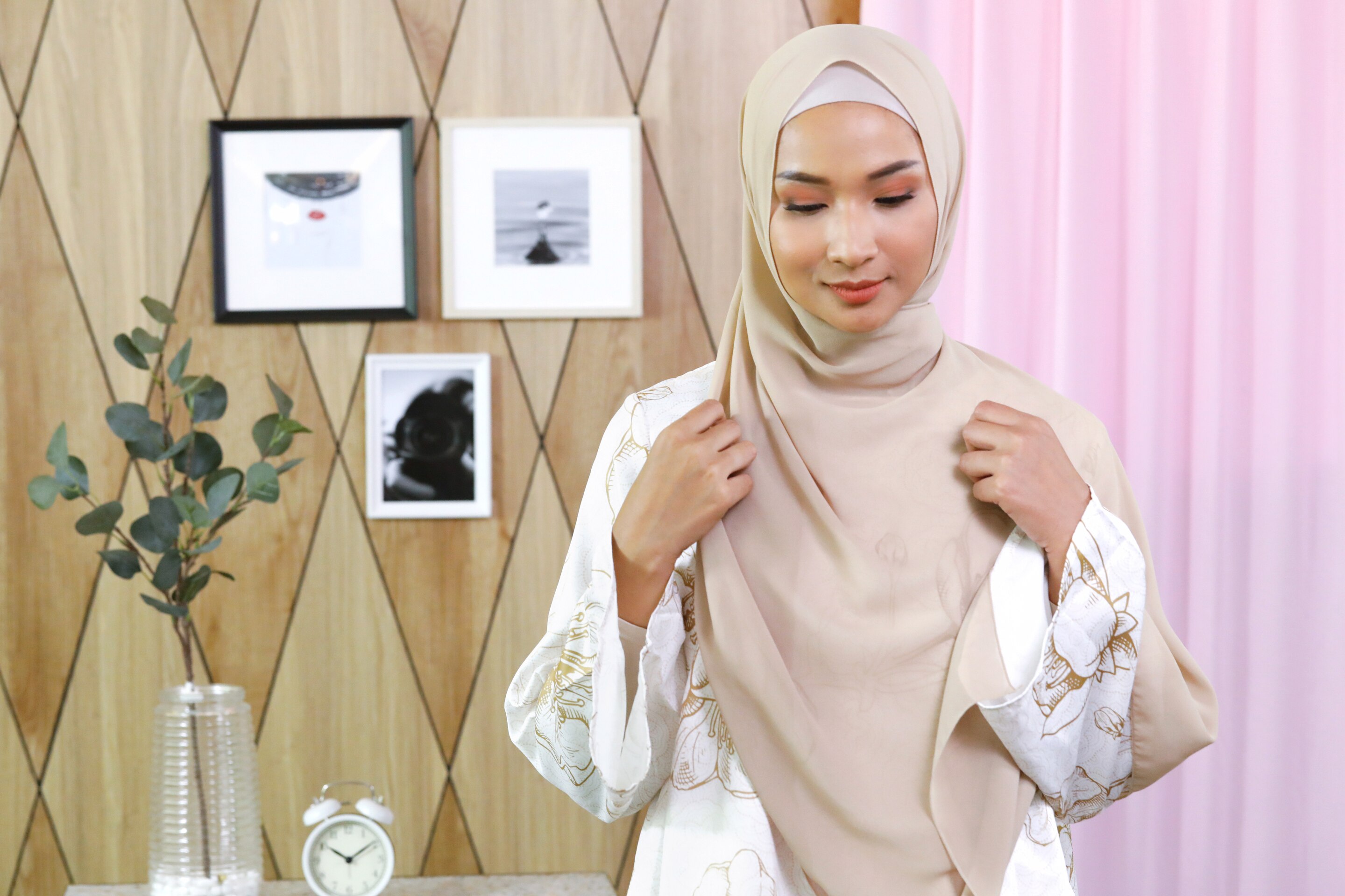 Wanita Asia memakai hijab pashmina warna beige