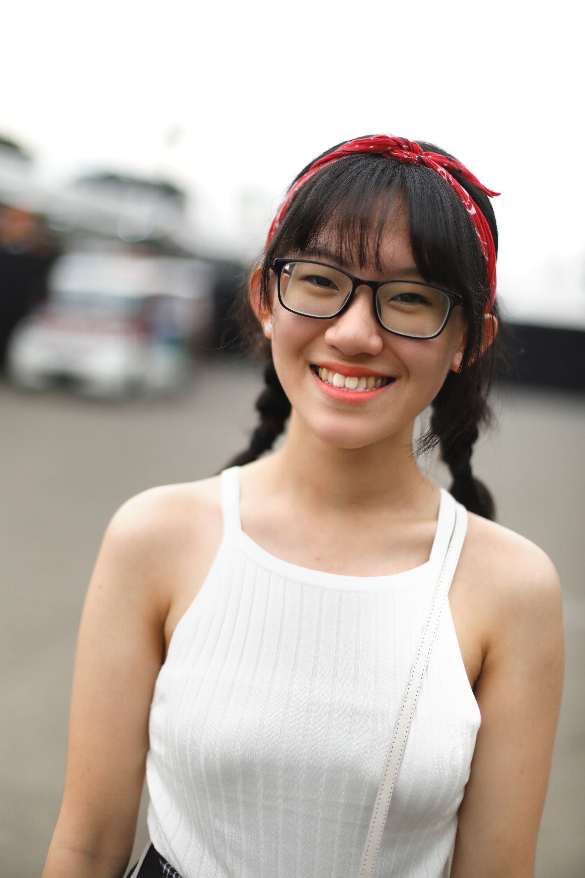 Berikan bandana pada gaya kepangmu. (Foto: Natasha Estelle)