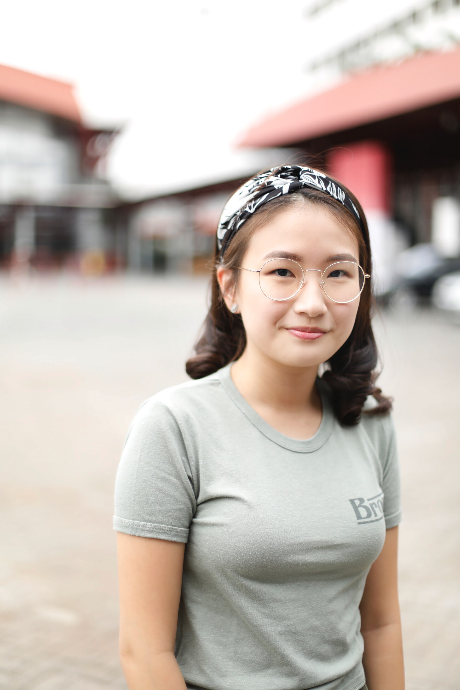 Berikan bandana untuk lengkapi gaya blow out rambut. (Foto: Natasha Estelle)
