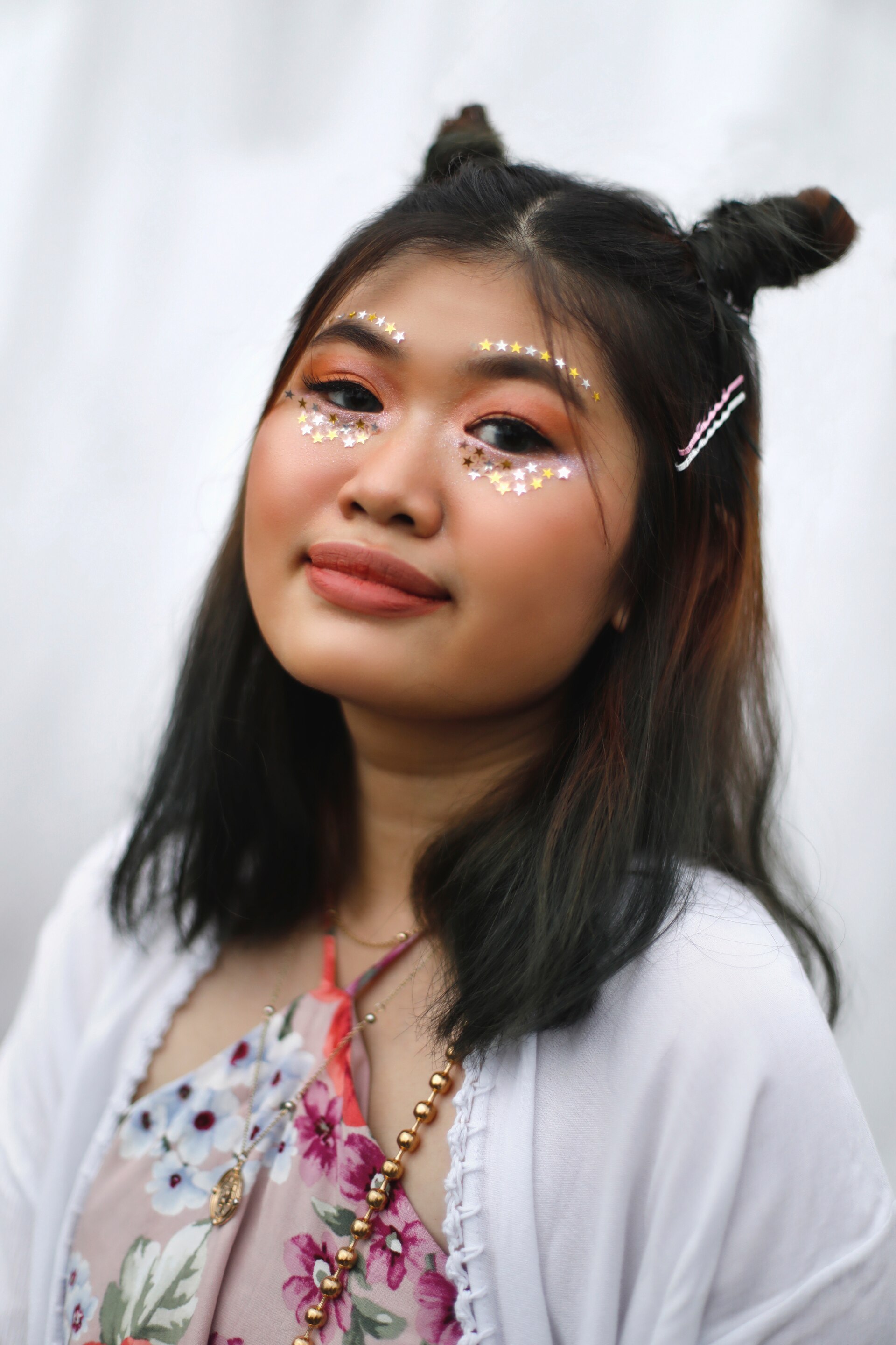 Gunakan gaya half up space buns untuk rambut pendek. (Foto: Natasha Estelle)