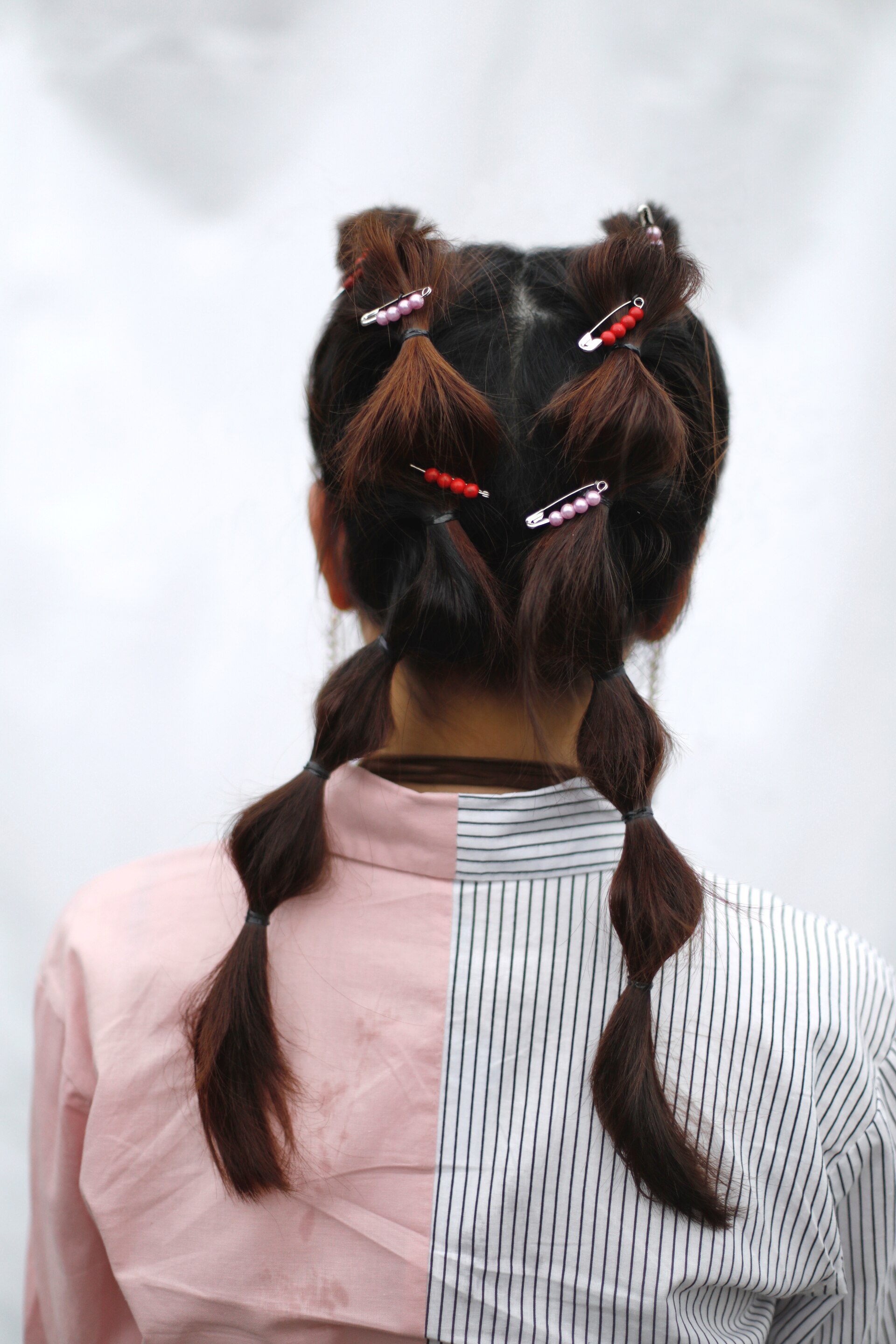 Variasikan knotted bubble ponytail dengan aksesori agar semakin keren. (Foto: Natasha Estlle)