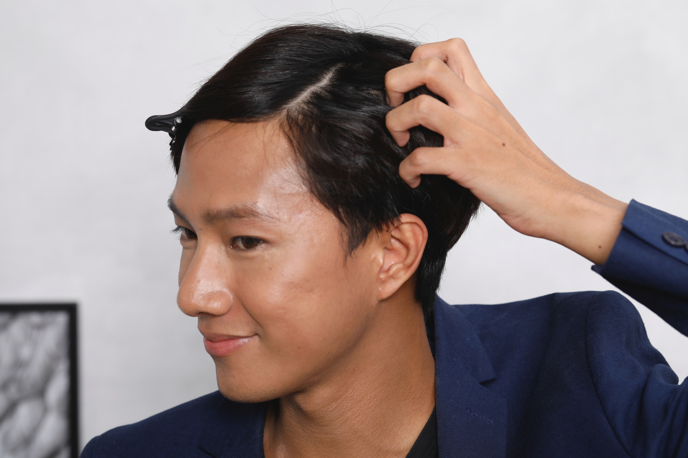 sisir menggunakan jari