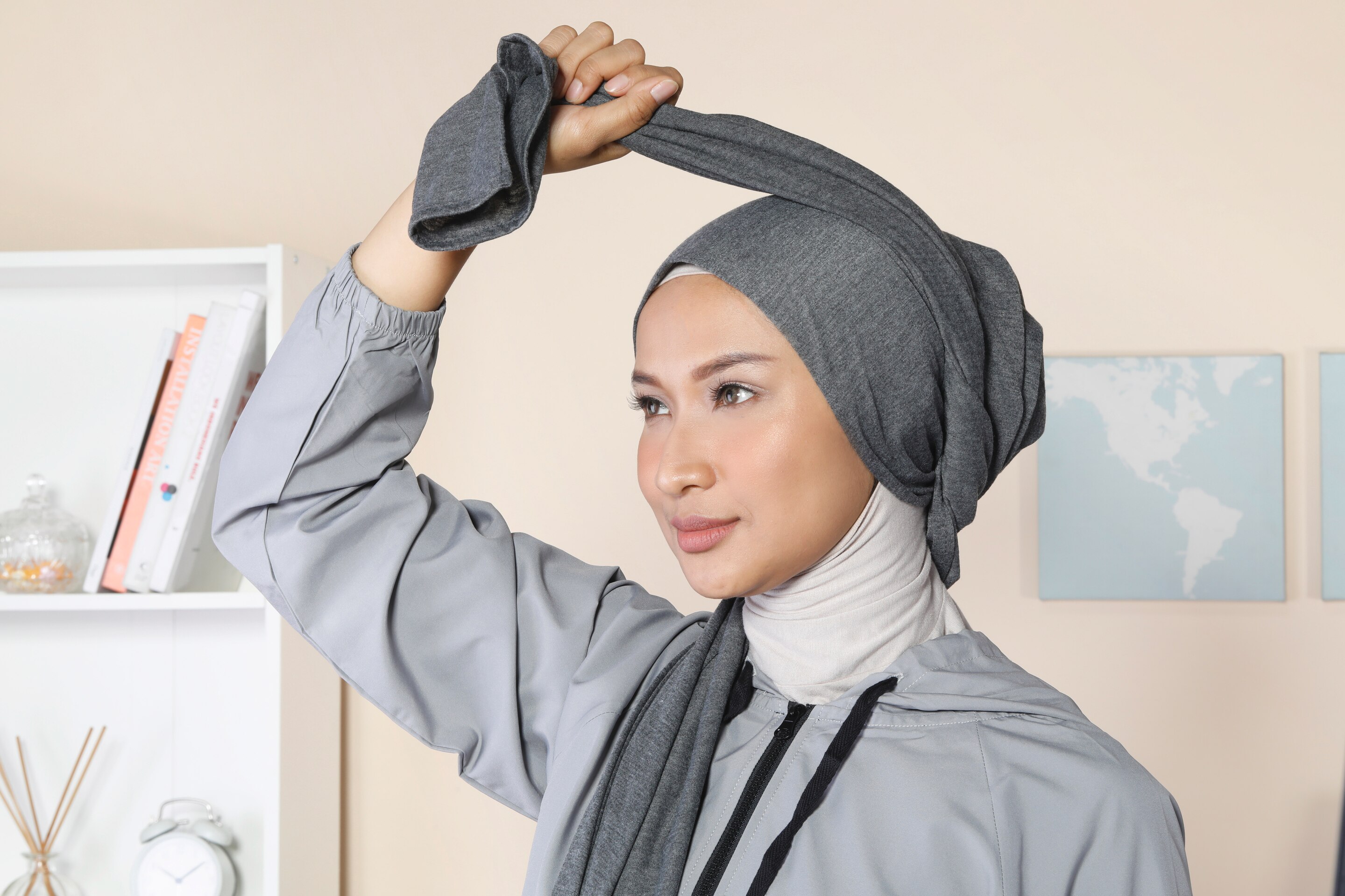Wanita Asia memasangkan turban warna abu-abu