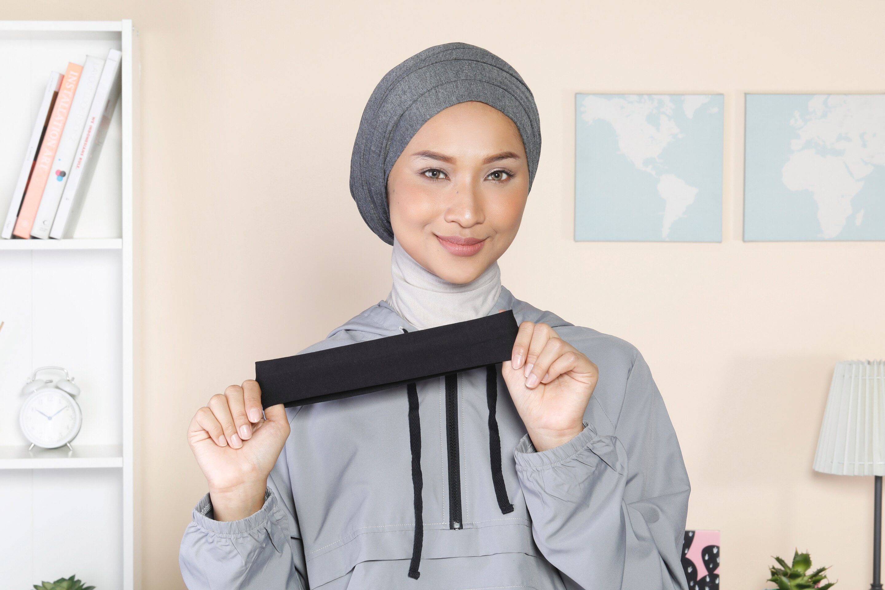 Wanita Asia memakai turban dan memegang bandana