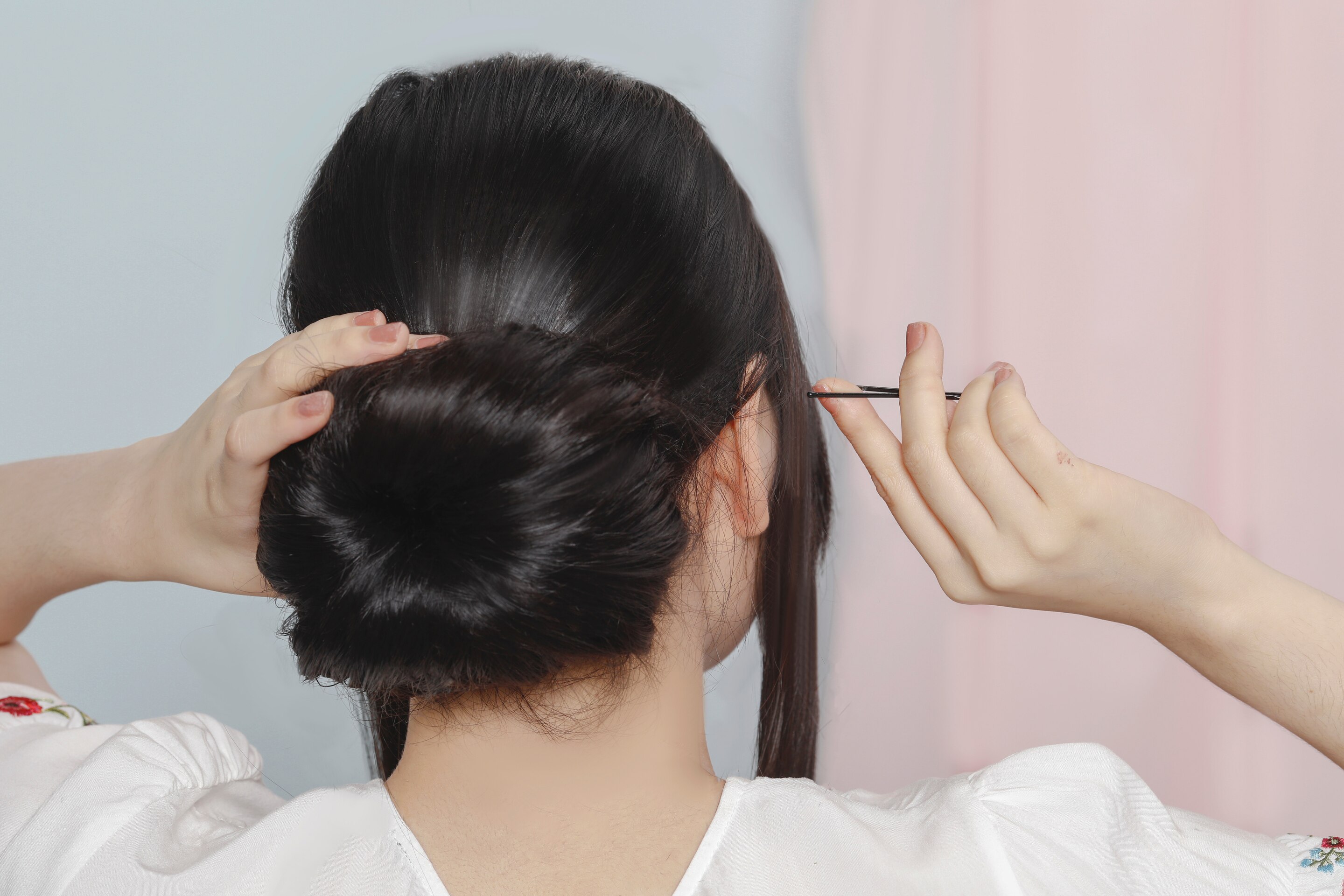 Wanita asia sedang Menyanggul twist rambut panjang