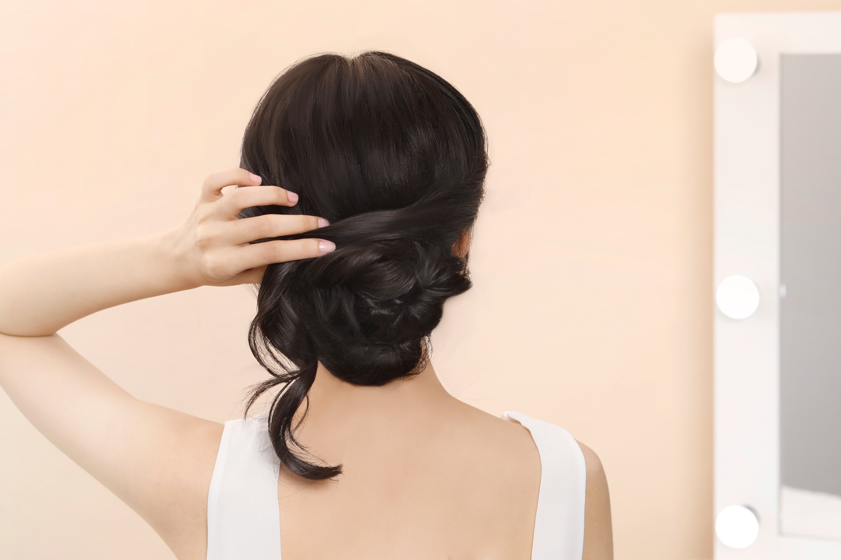 ผู้หญิงเอเชียผมยาวสีดำ ทรงผมเพื่อนเจ้าสาว ทรงผมไปงานแต่ง