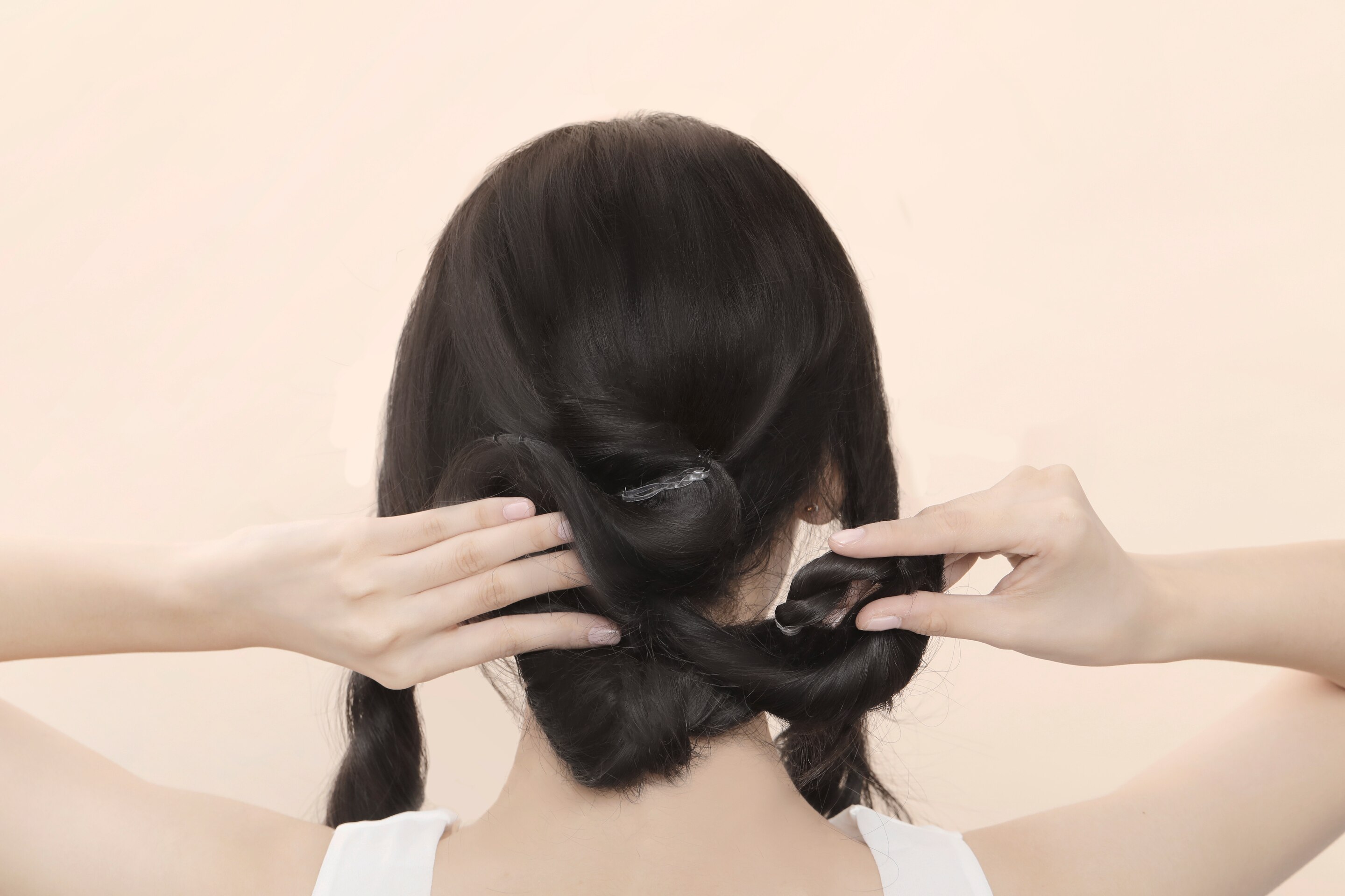 ผู้หญิงเอเชียผมยาวสีดำ ทรงผมเพื่อนเจ้าสาว ทรงผมไปงานแต่ง